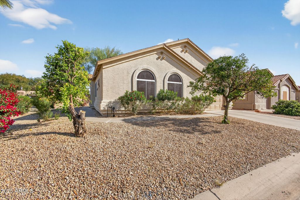 Photo of 6831 S Oakmont Drive, Chandler, AZ 85249 (MLS # 6949029)