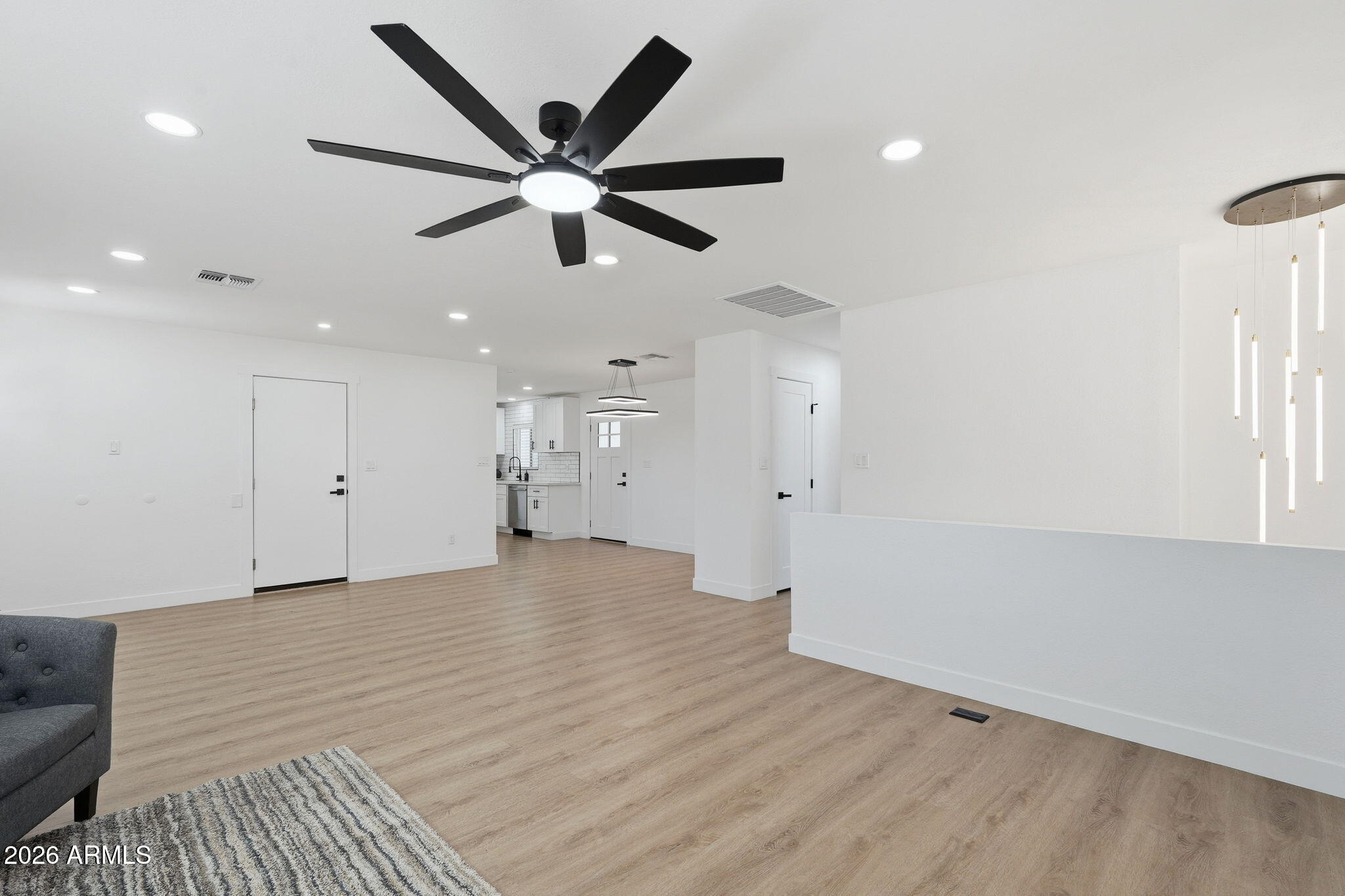 1534 E HAMPTON Circle