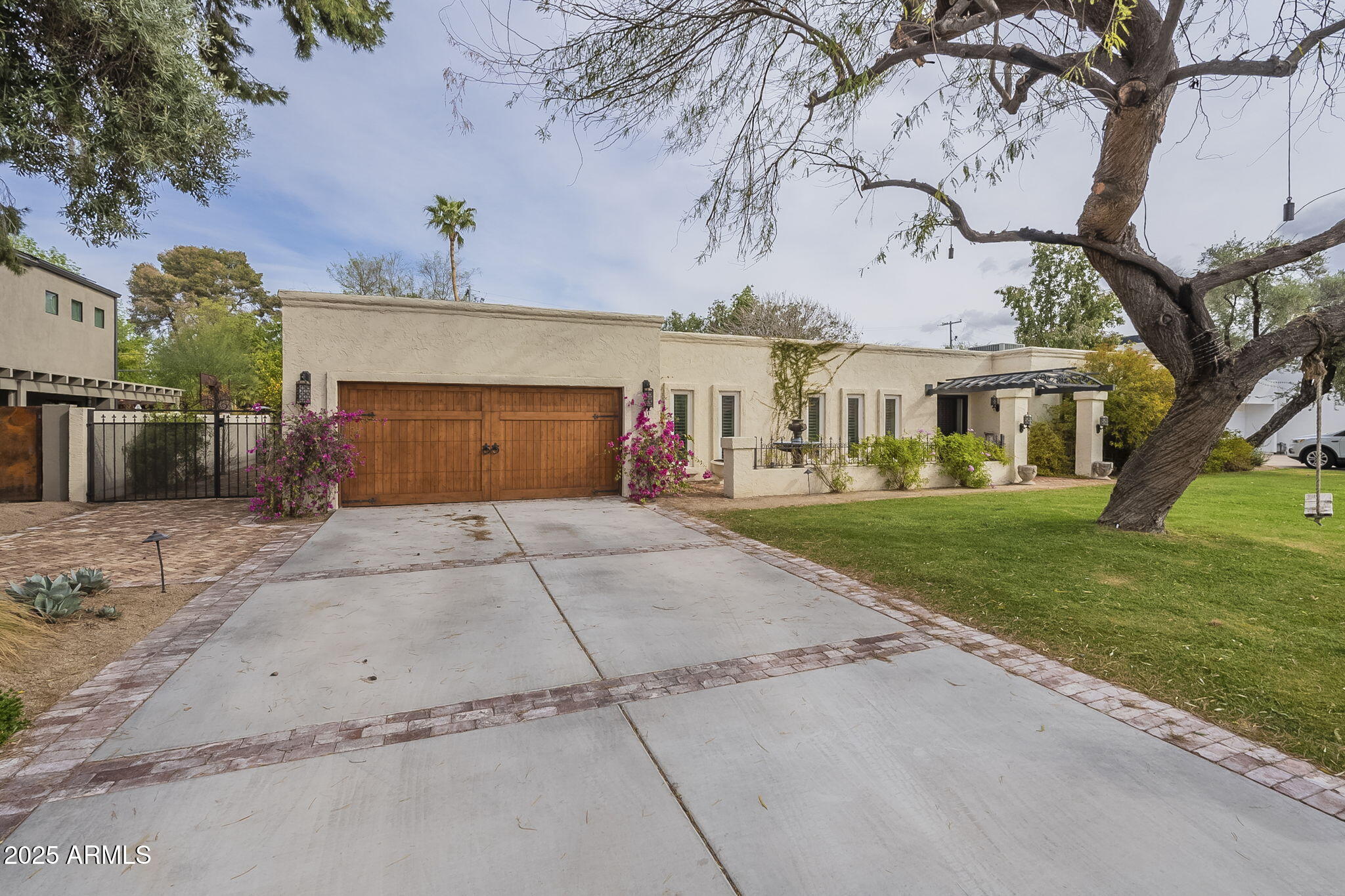 726 W LAS PALMARITAS Drive