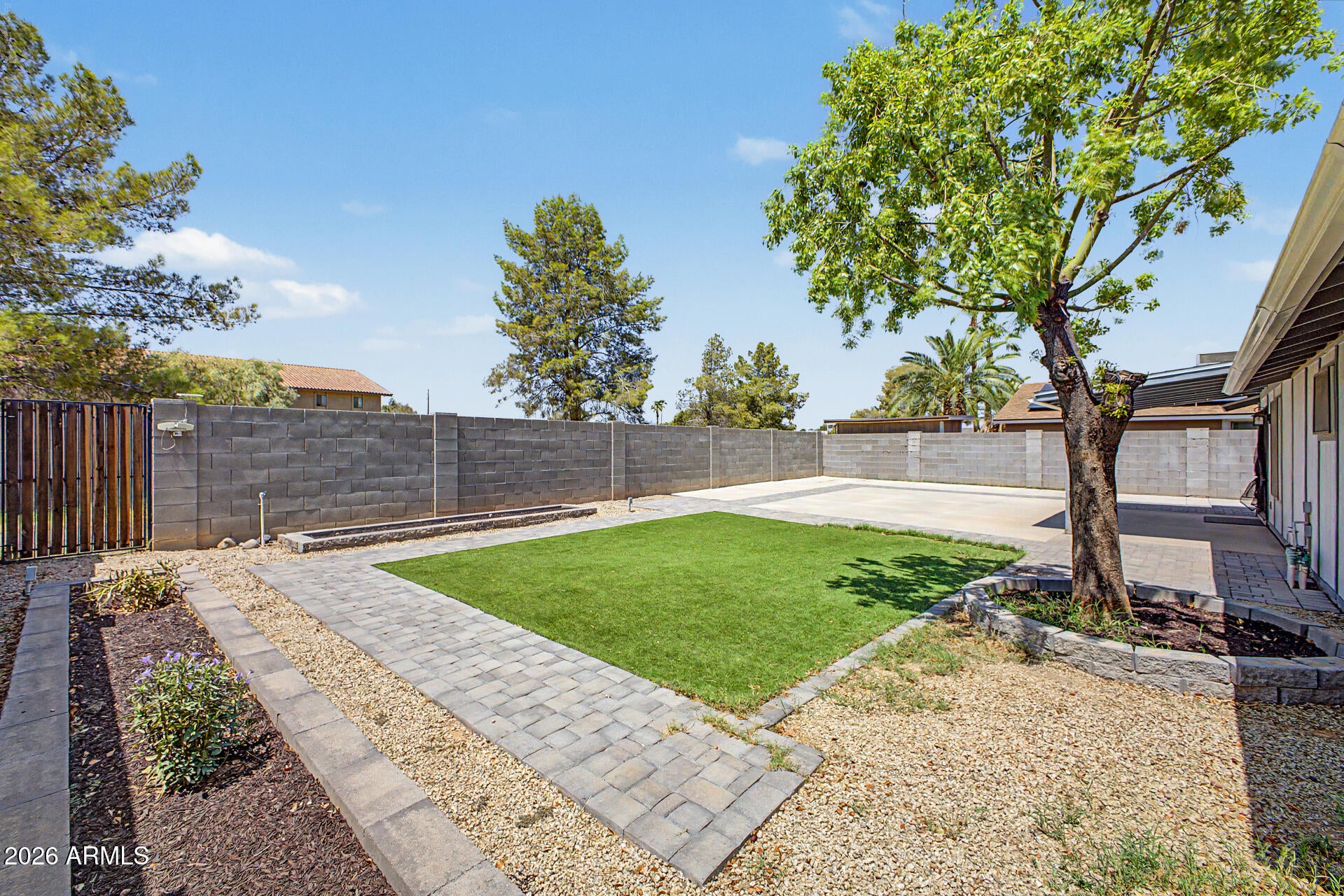 2206 N CHOLLA Street