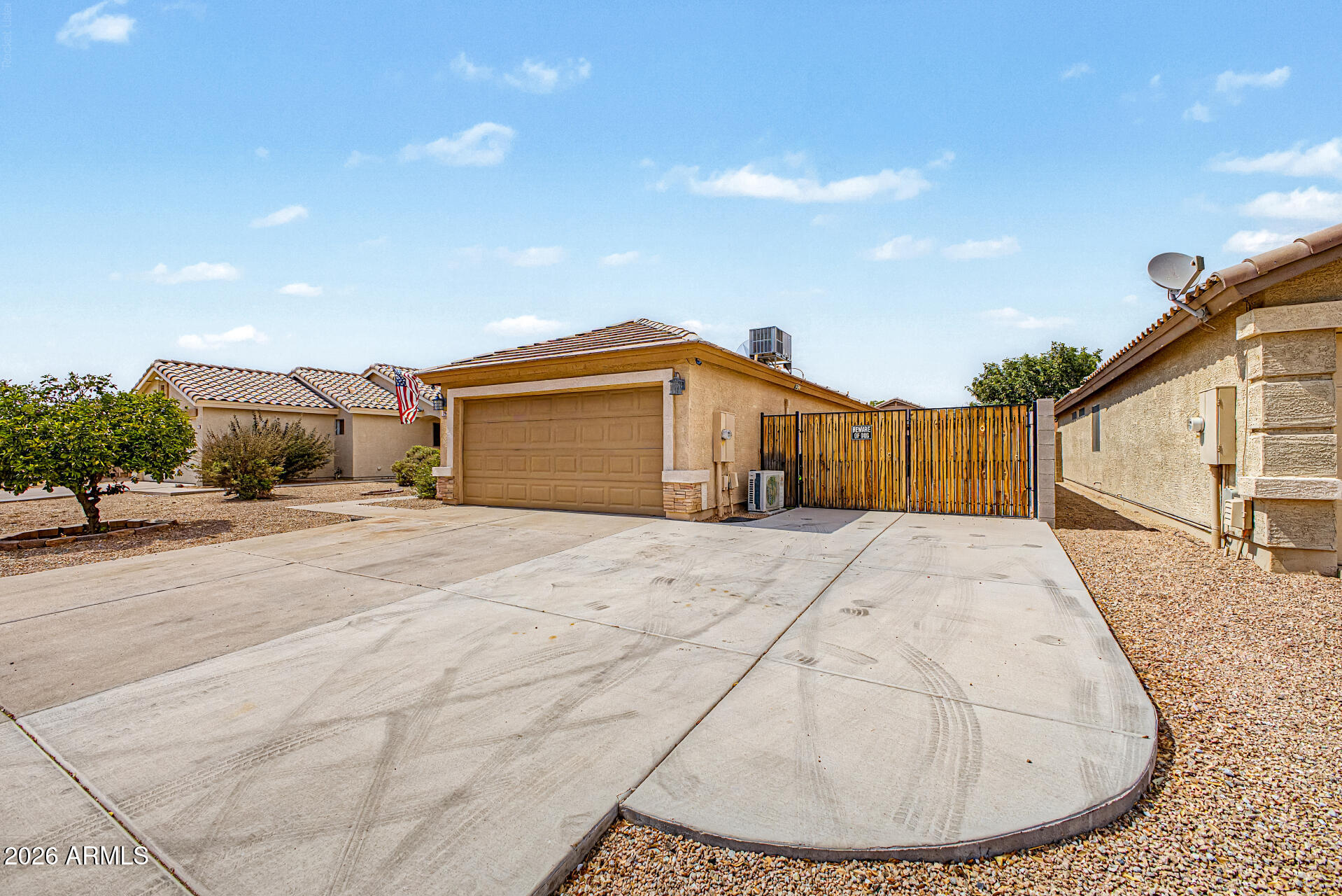 896 E GRAHAM Lane