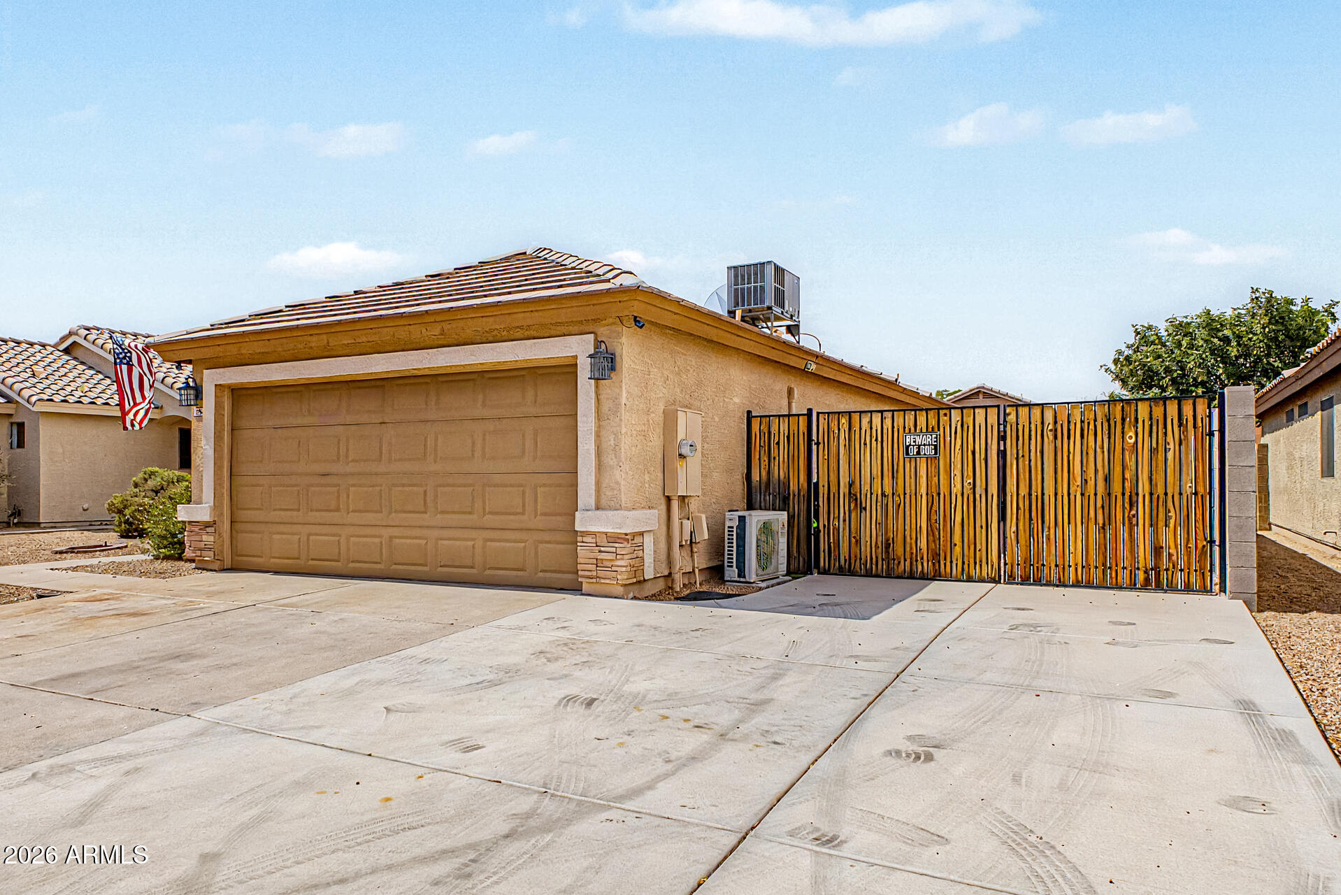 896 E GRAHAM Lane