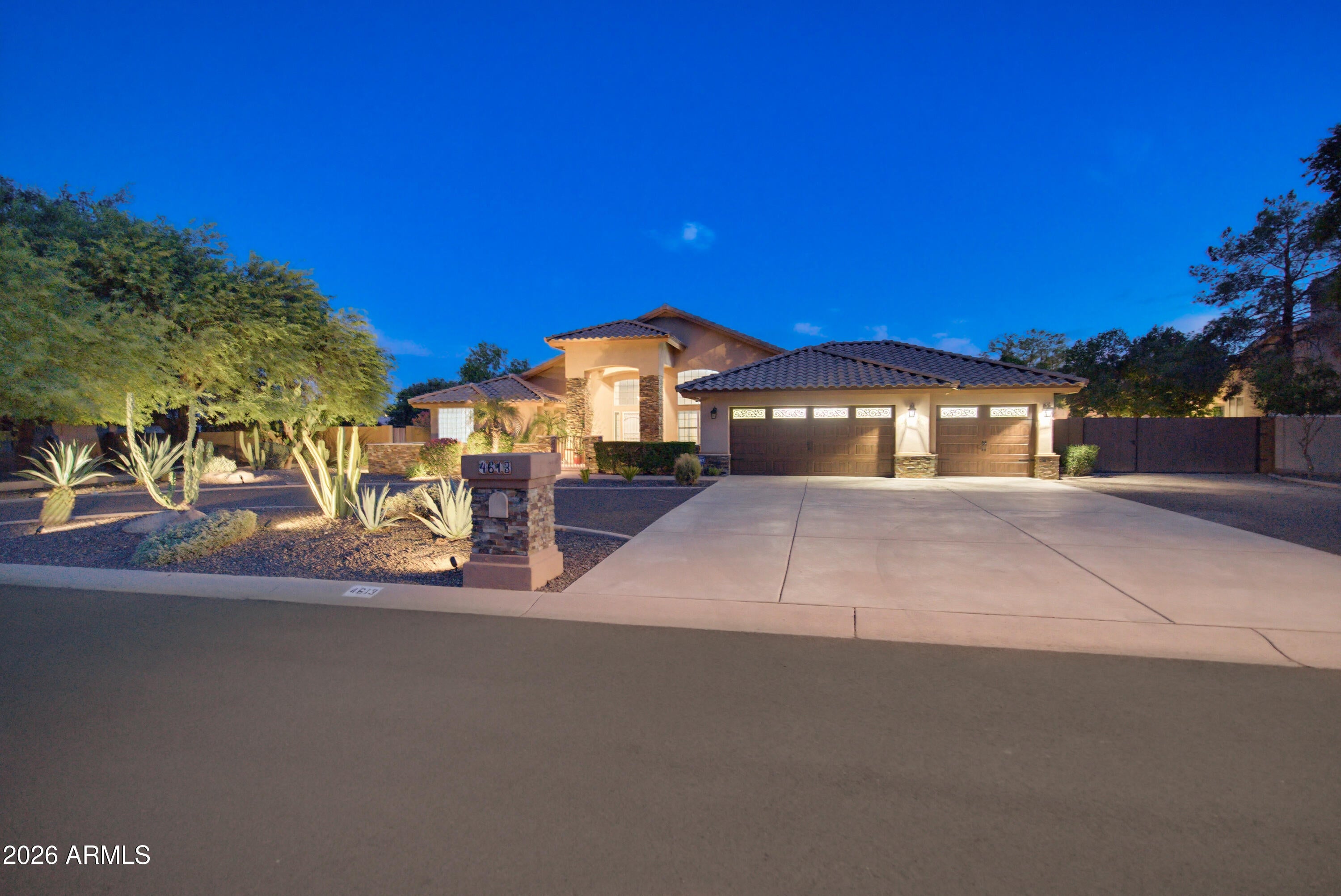 4613 W DESERT HOLLOW Drive
