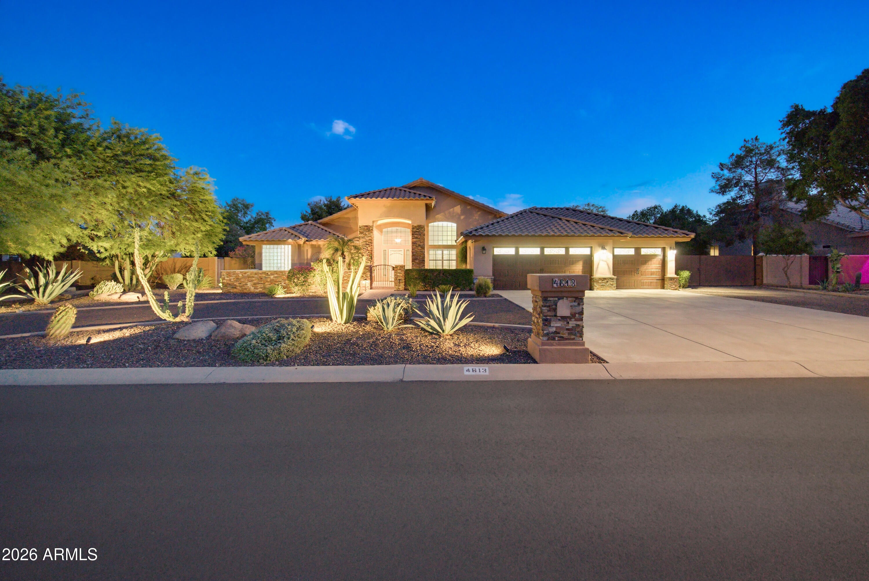 4613 W DESERT HOLLOW Drive