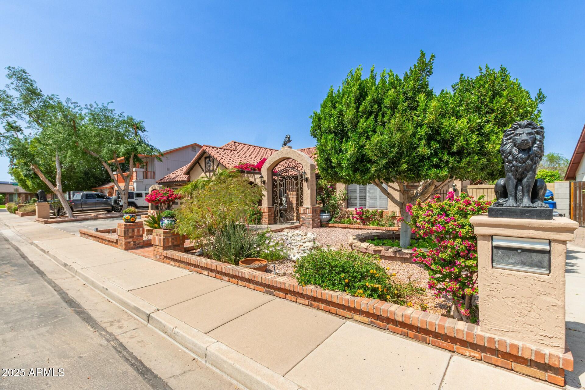 1114 W MESETO Avenue