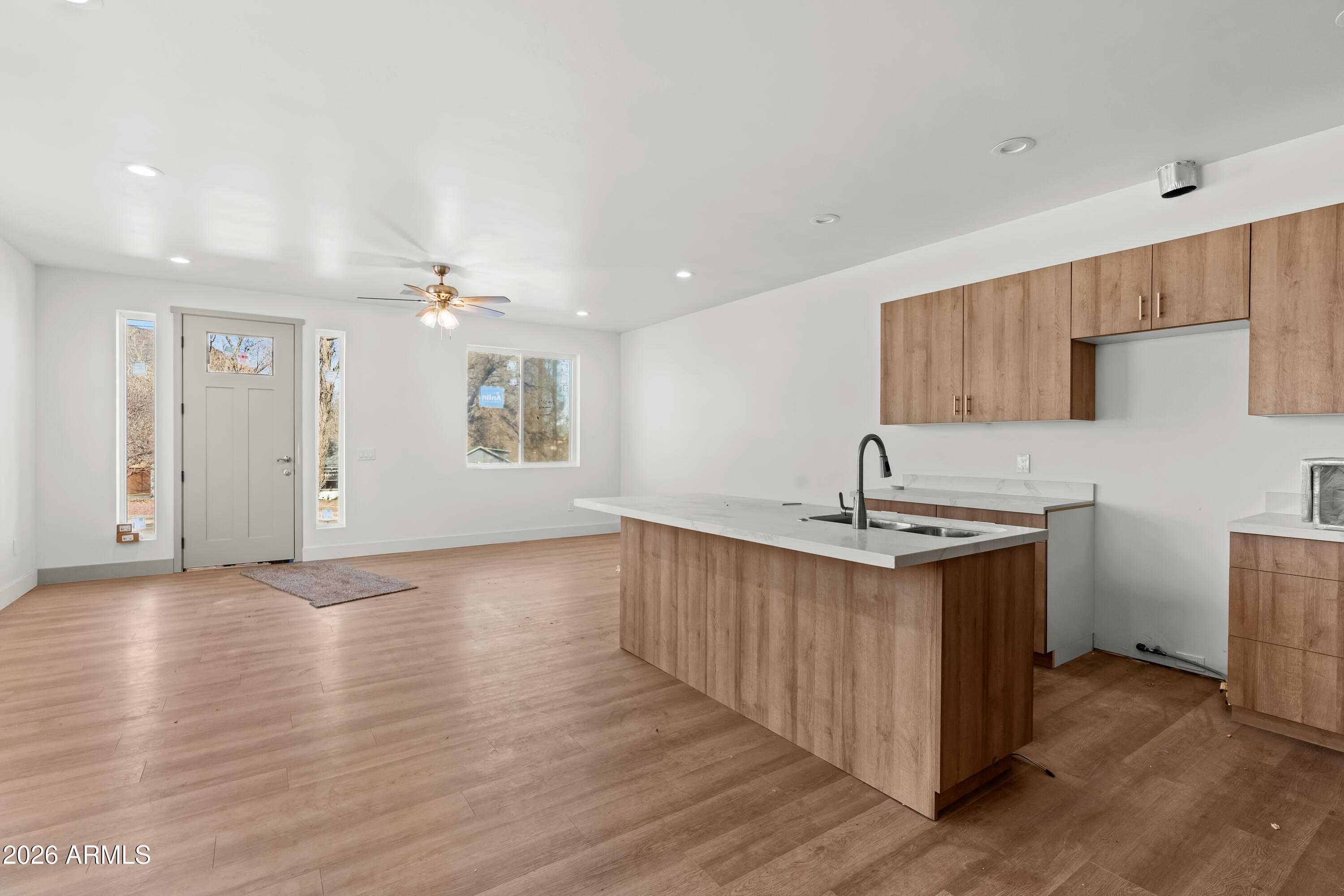 1921 E ARROWHEAD Avenue