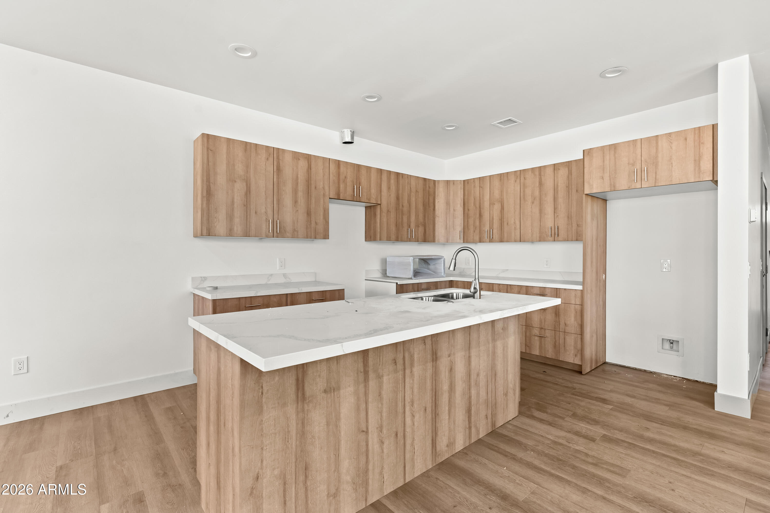 1921 E ARROWHEAD Avenue