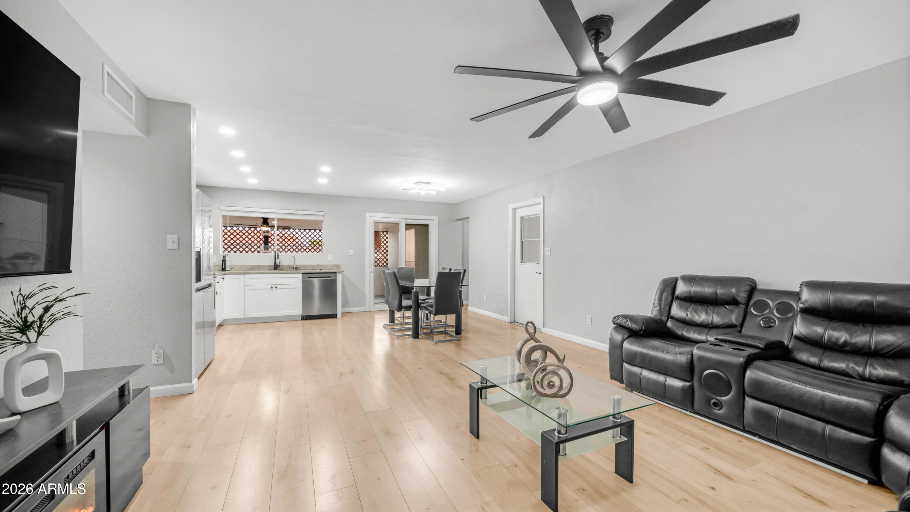 4146 W DESERT HILLS Drive