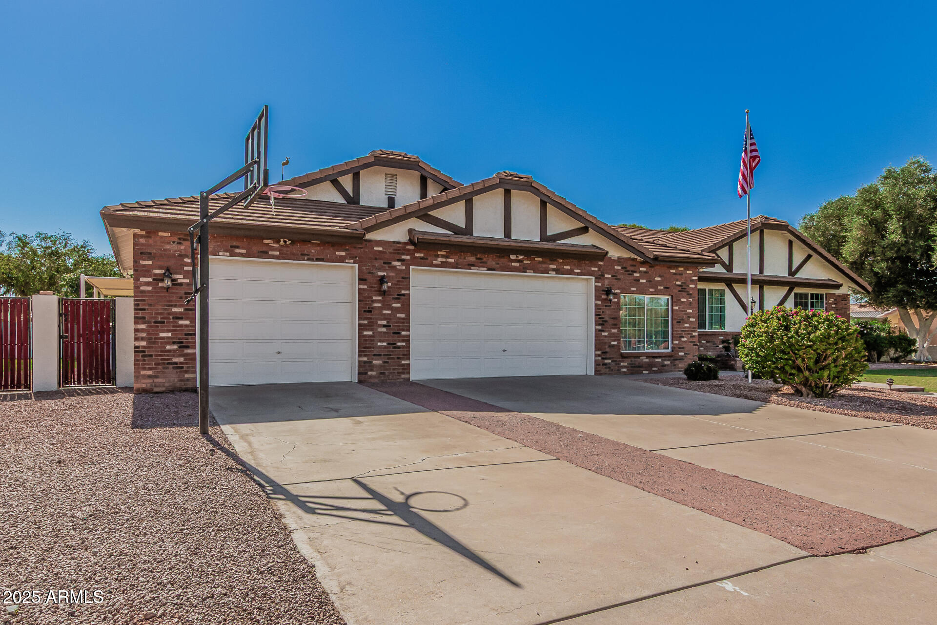 1443 E LELAND Street