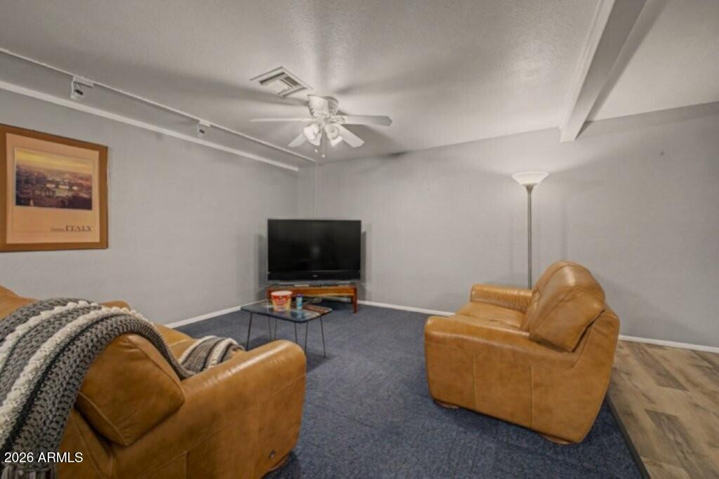 1443 E LELAND Street