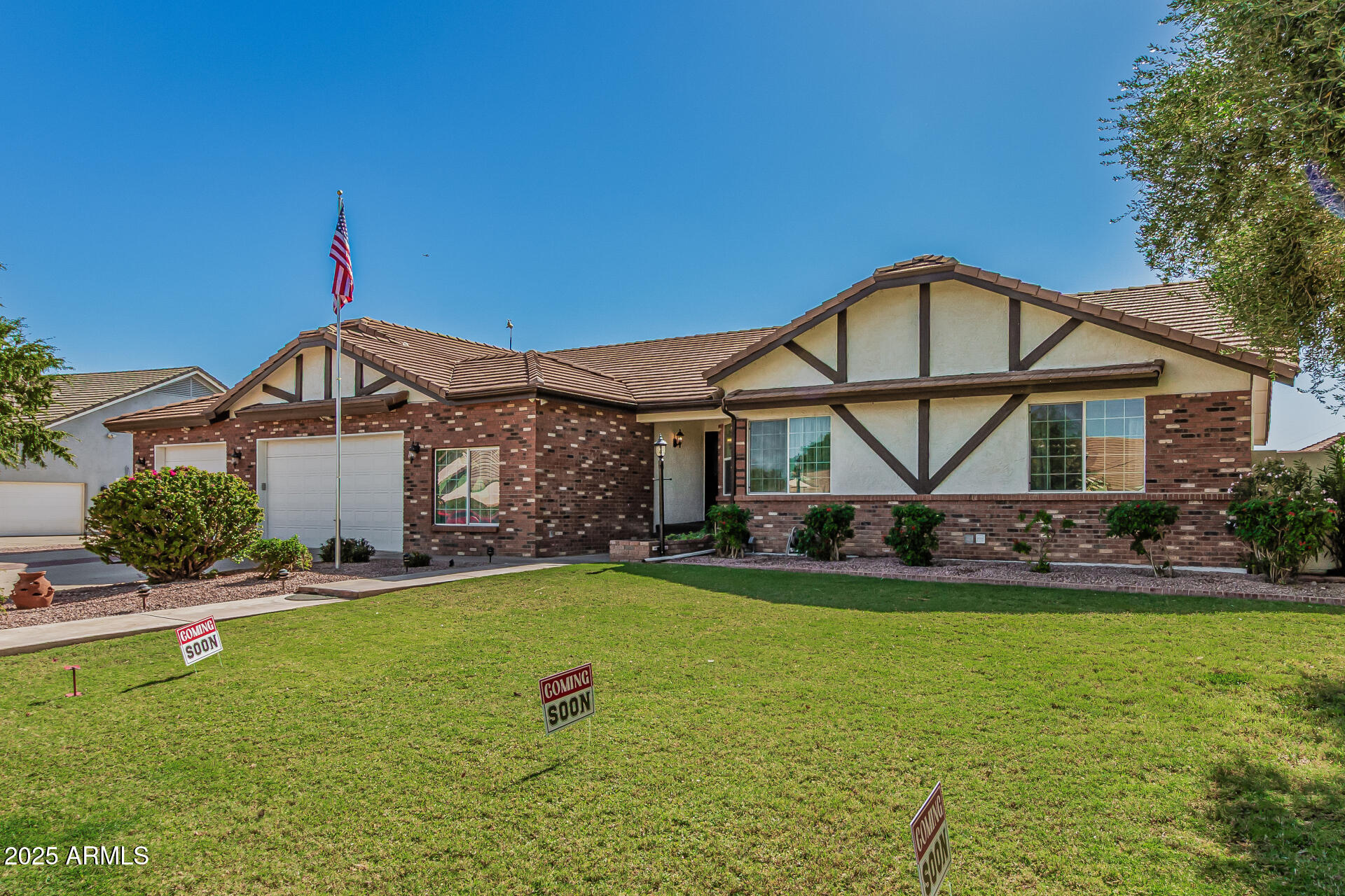 1443 E LELAND Street