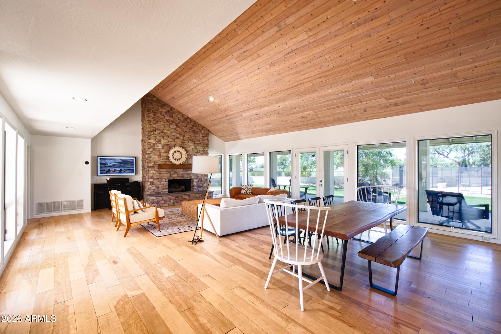 1002 E ACACIA Circle