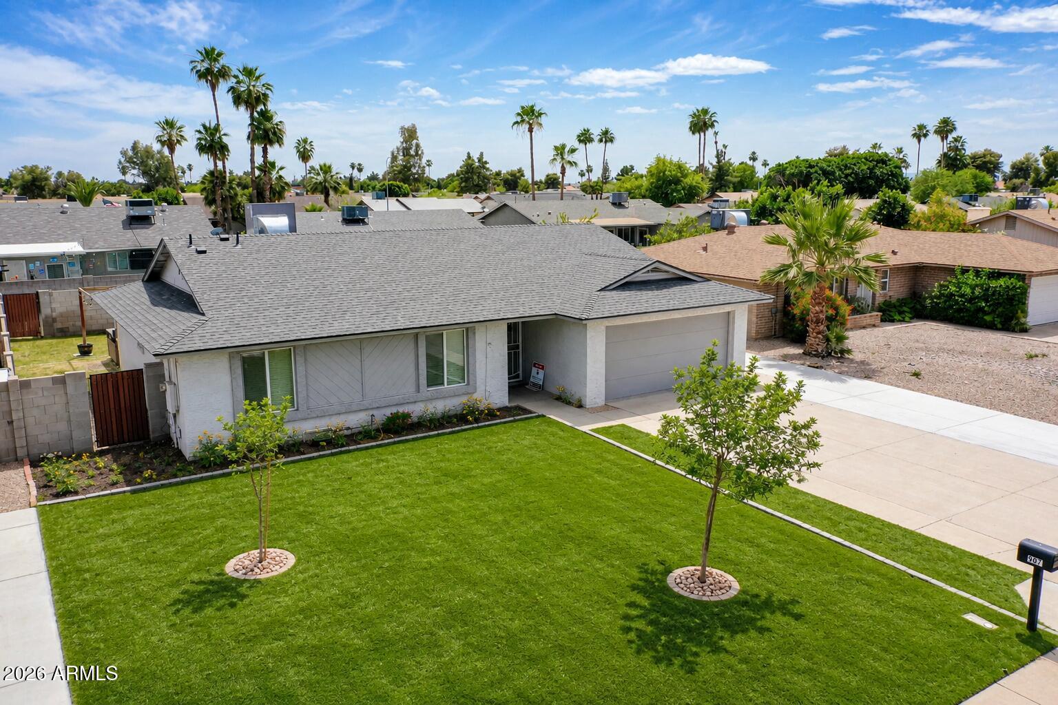907 W MESQUITE Street