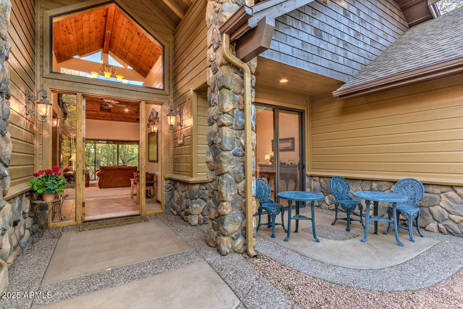 1005 W ROCK SPRINGS Circle