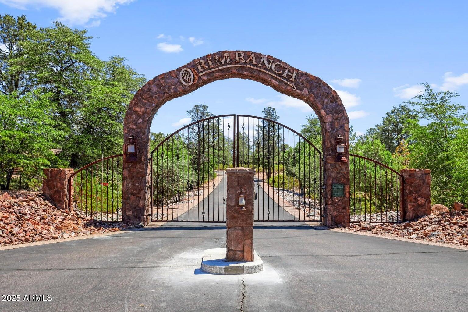 1005 W ROCK SPRINGS Circle