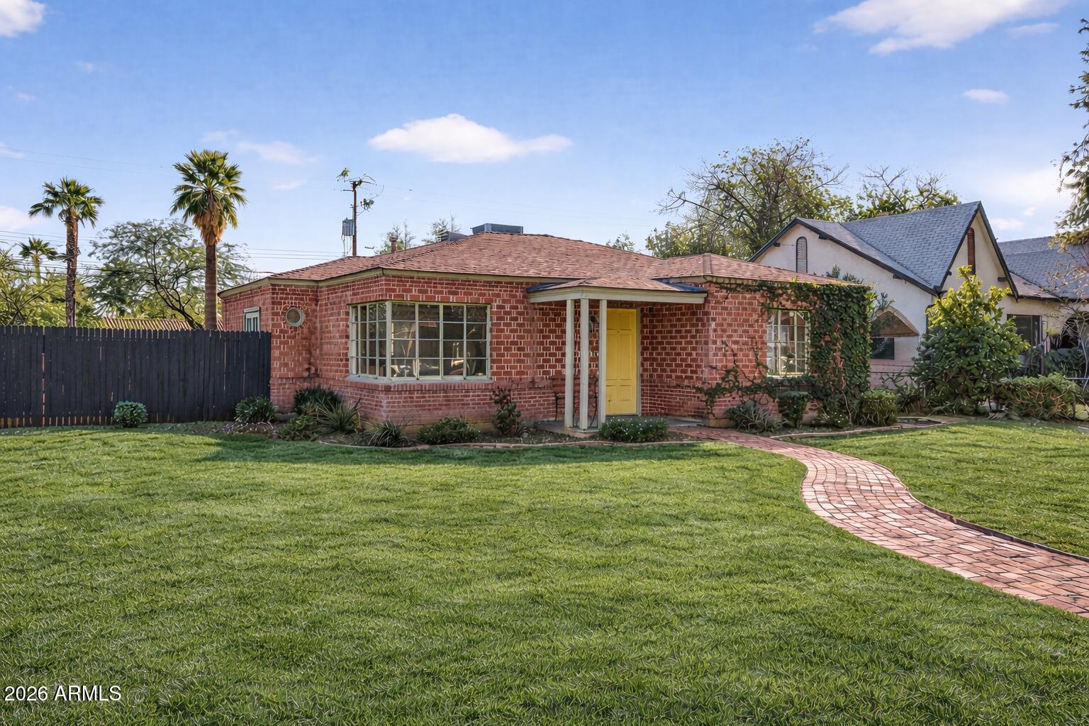 901 W WILLETTA Street