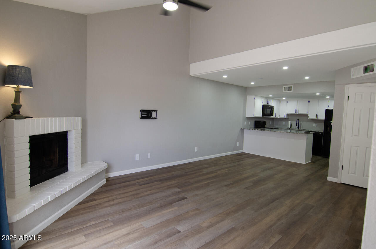 2144 E CENTER Lane 3