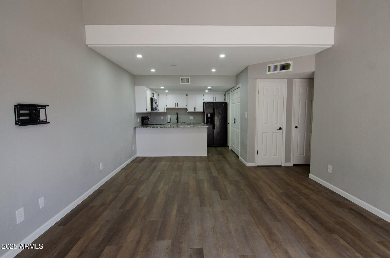 2144 E CENTER Lane 3