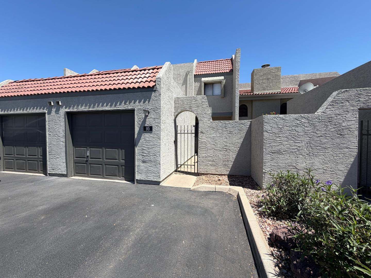 2524 S El Paradiso 95