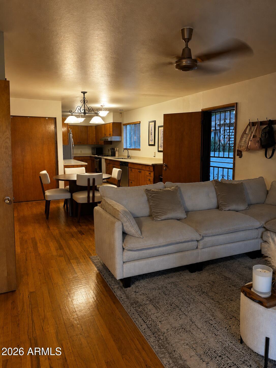 1561 E 10TH Street
