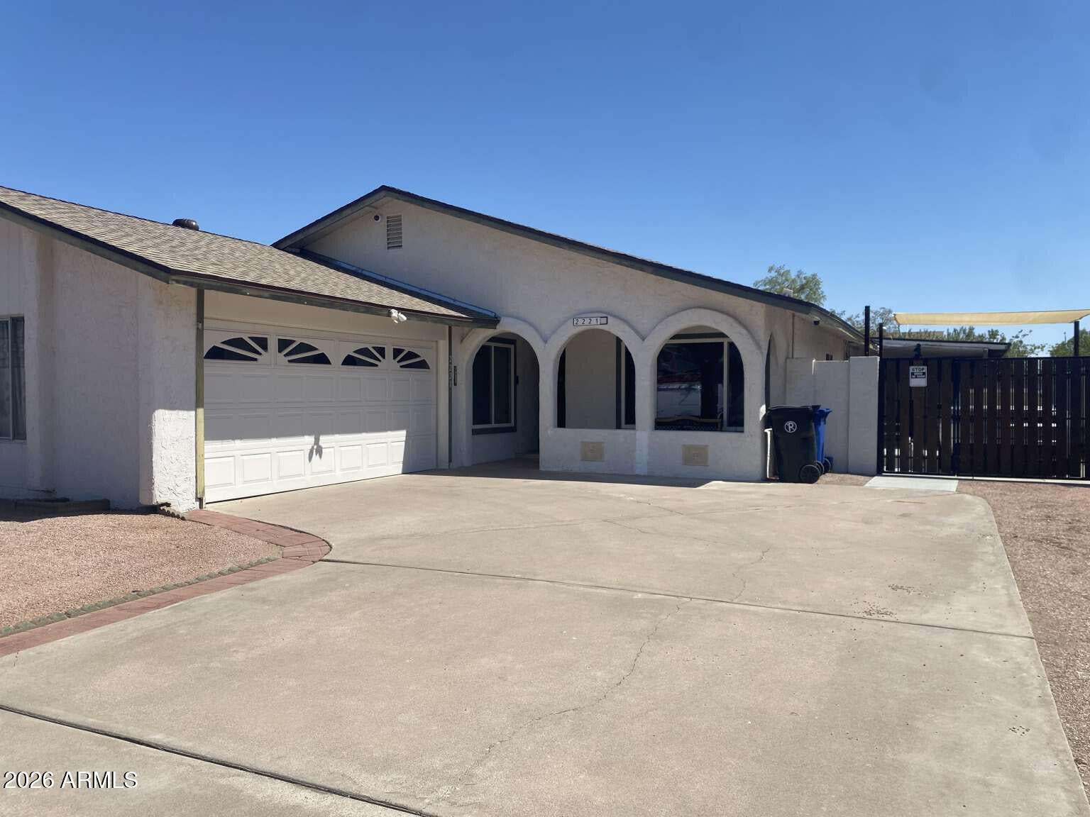 2221 W EL MORO Avenue