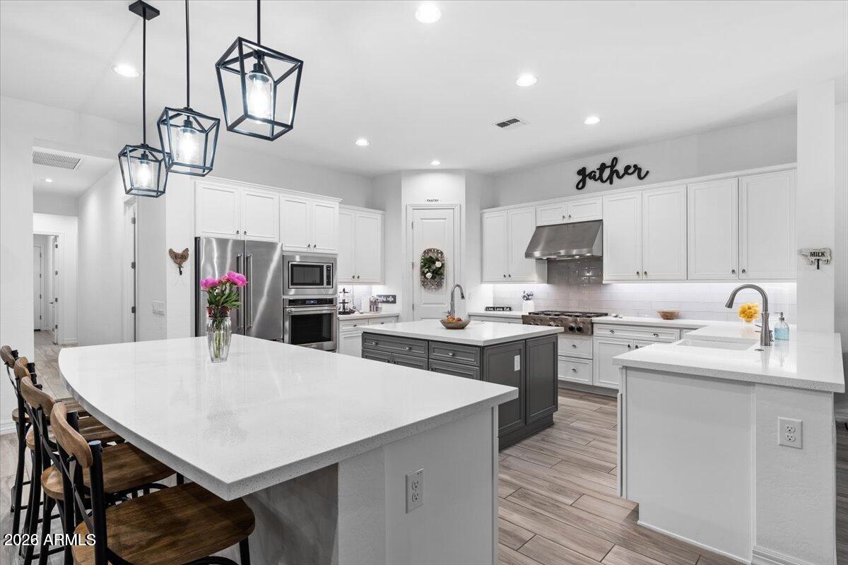 2538 E RAVENSWOOD Drive