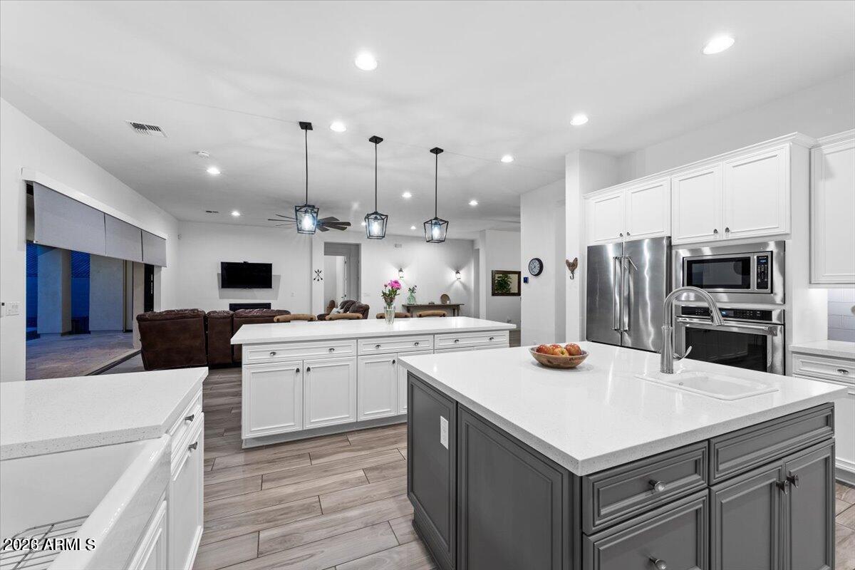 2538 E RAVENSWOOD Drive