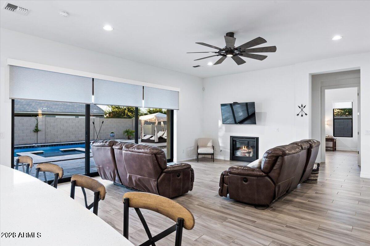 2538 E RAVENSWOOD Drive