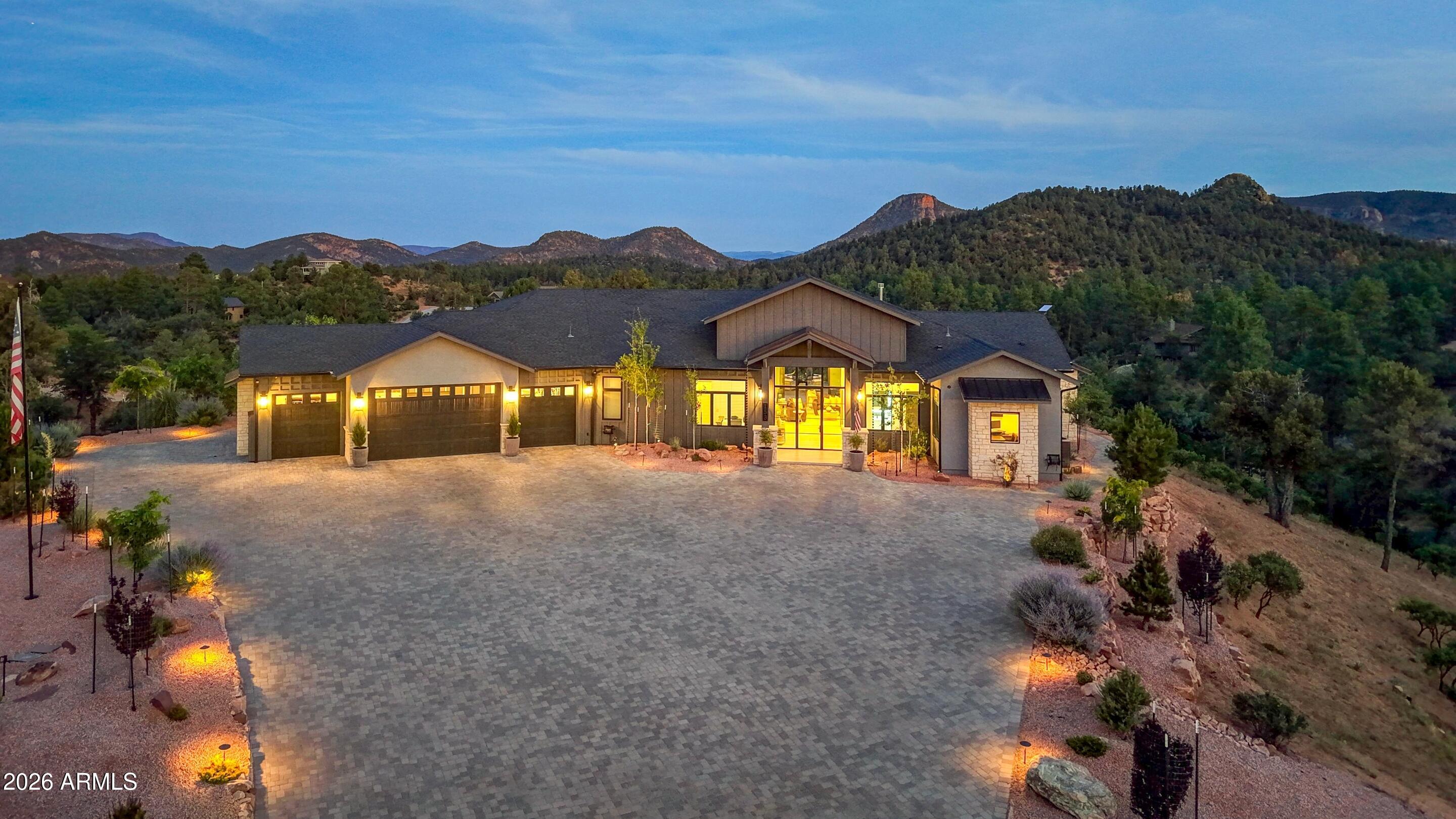 153 E SADDLEBACK Trail