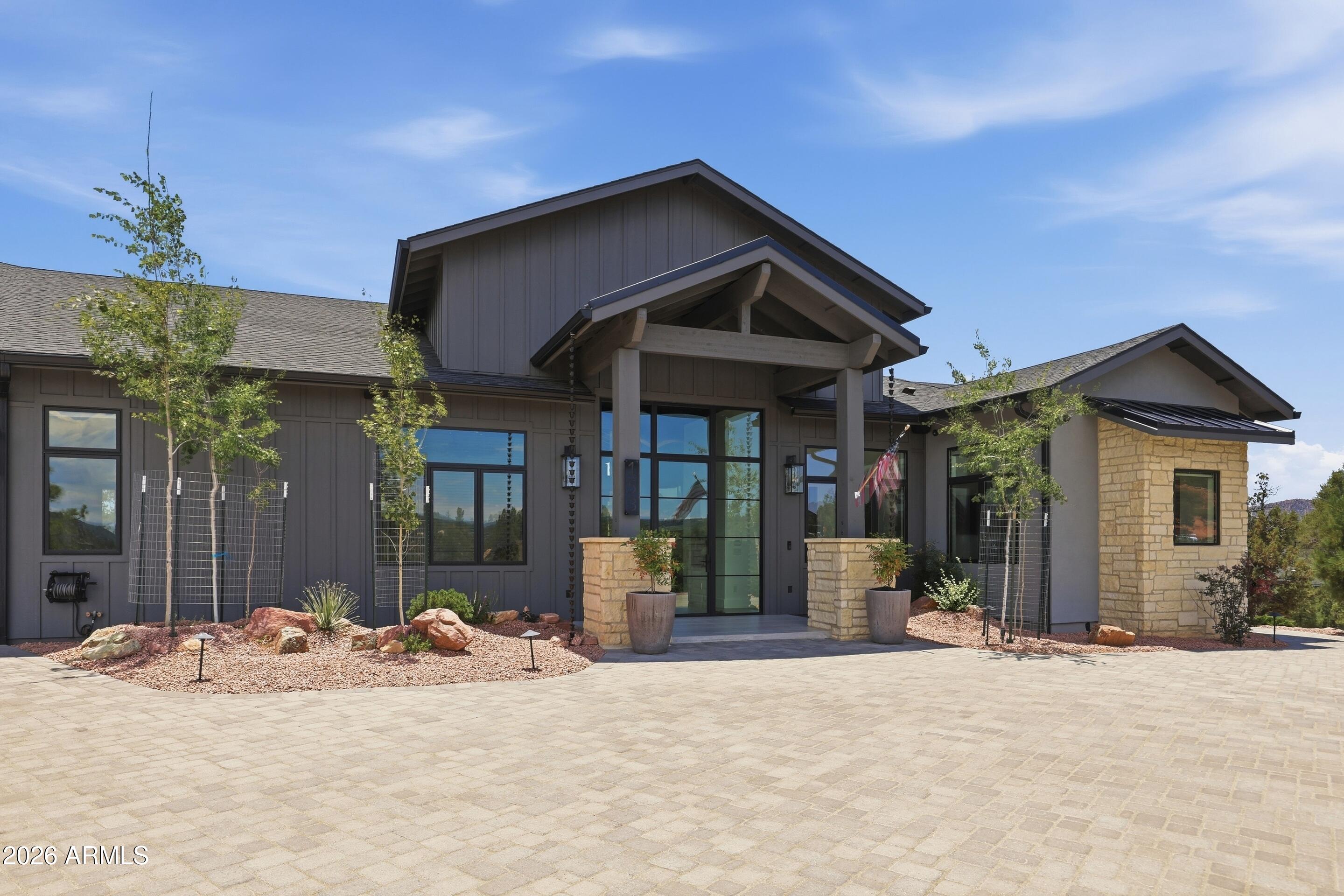 153 E SADDLEBACK Trail