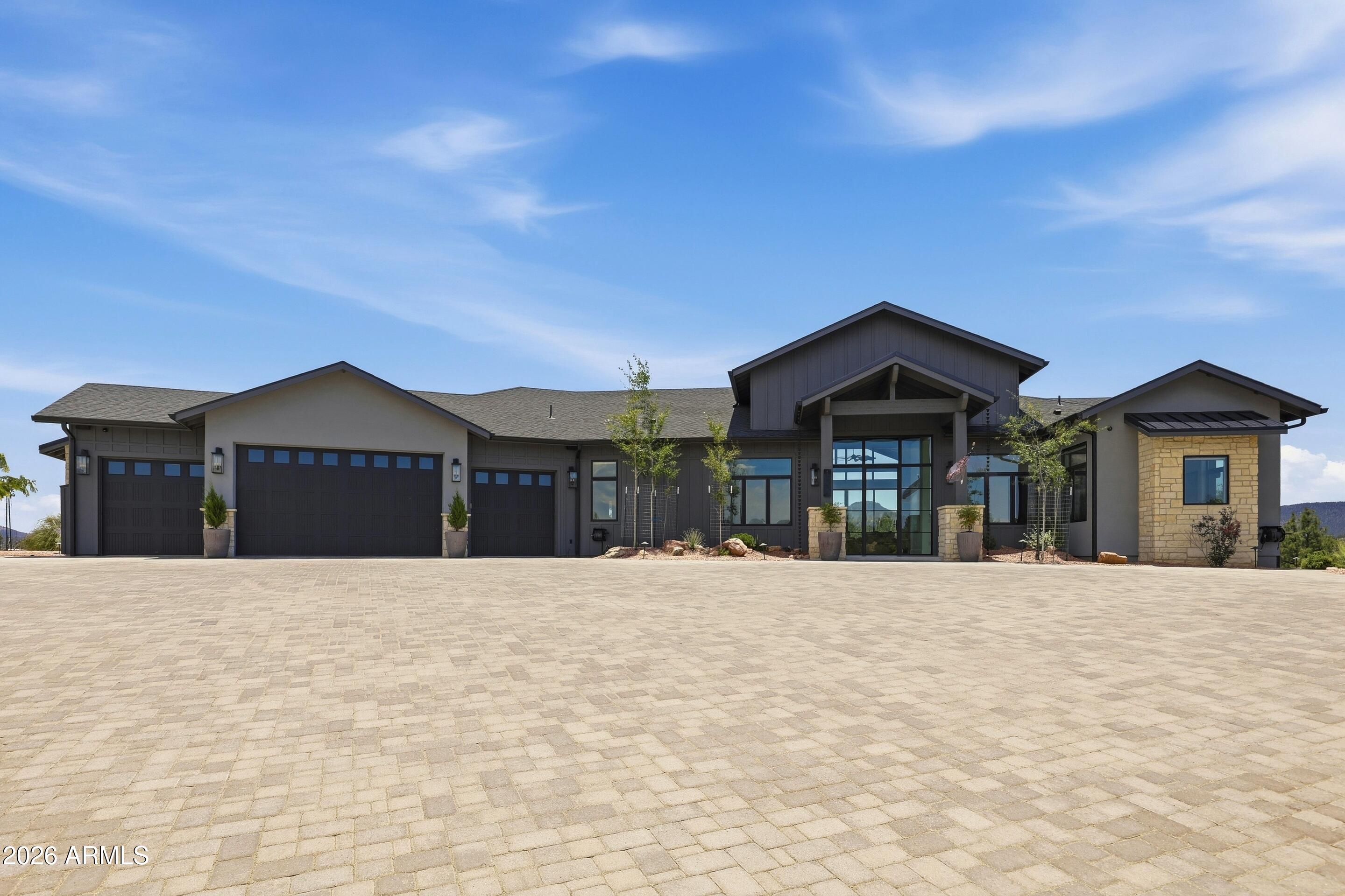 153 E SADDLEBACK Trail