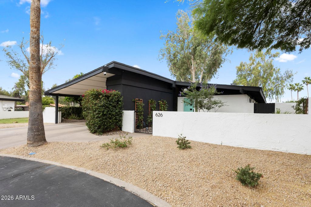 Photo of 626 W Gibraltar Lane, Phoenix, AZ 85023 (MLS # 7024550)