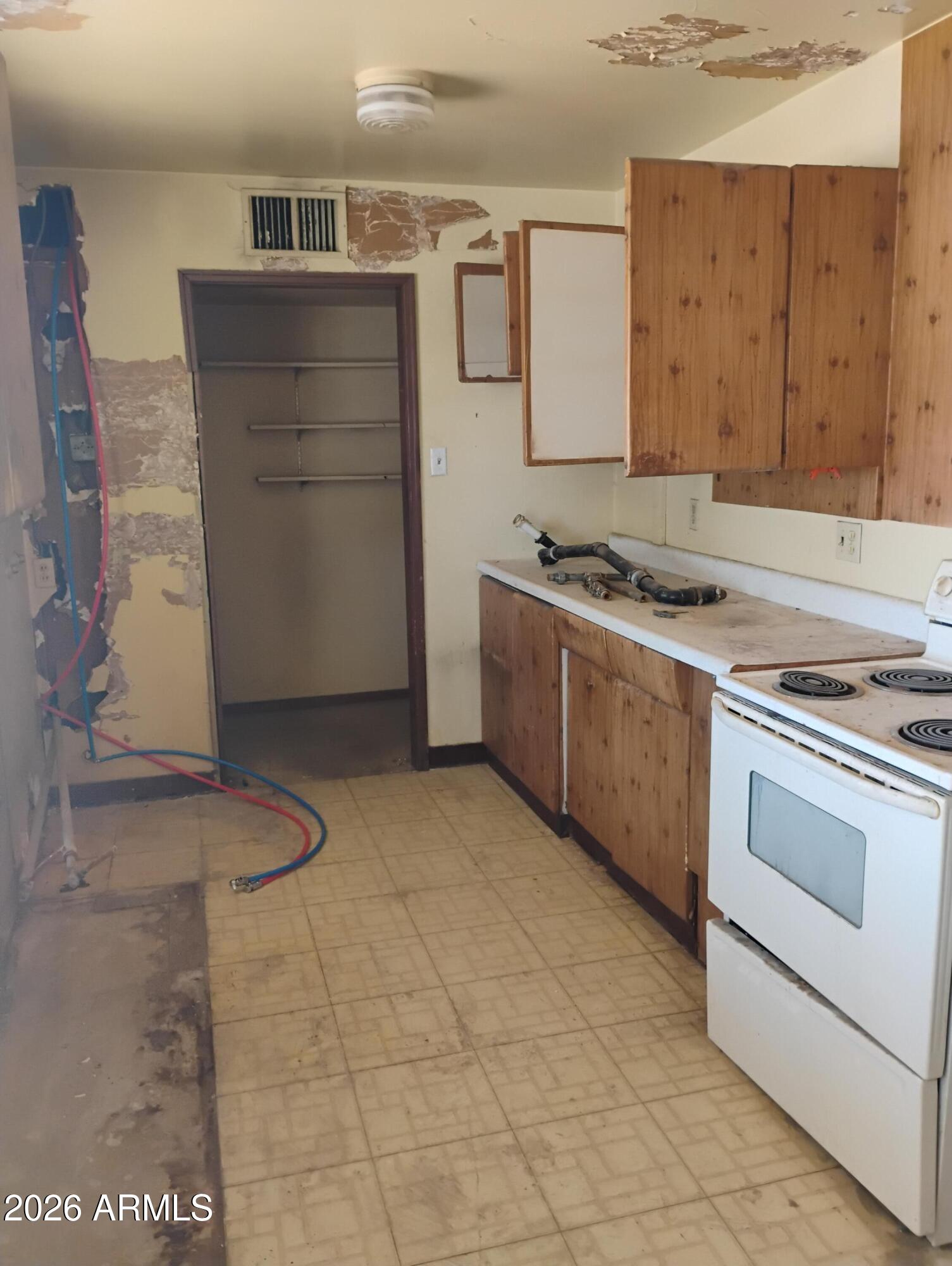 3302 W TURNEY Avenue