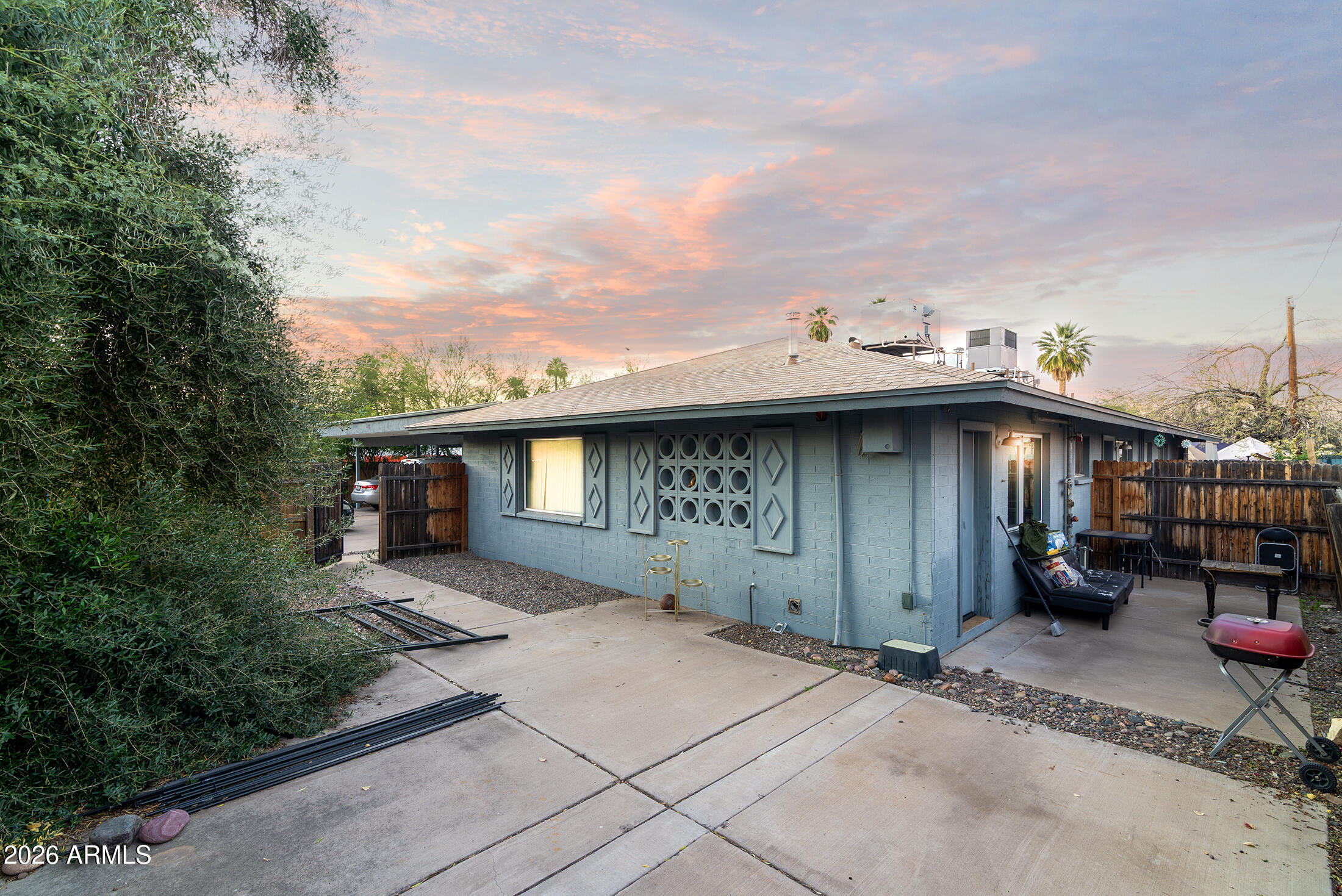 822 E MONTECITO Avenue