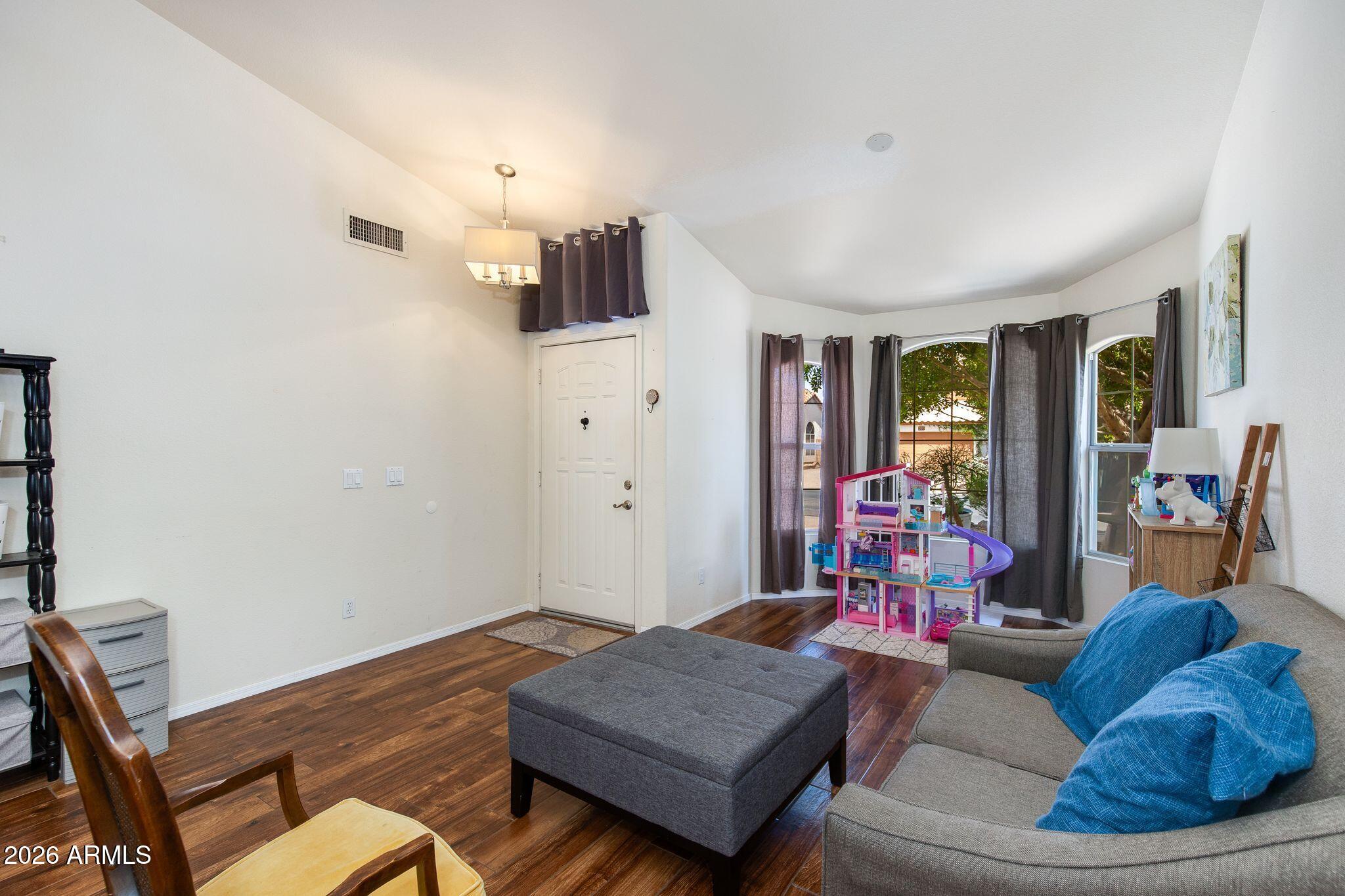 633 W NOPAL Avenue