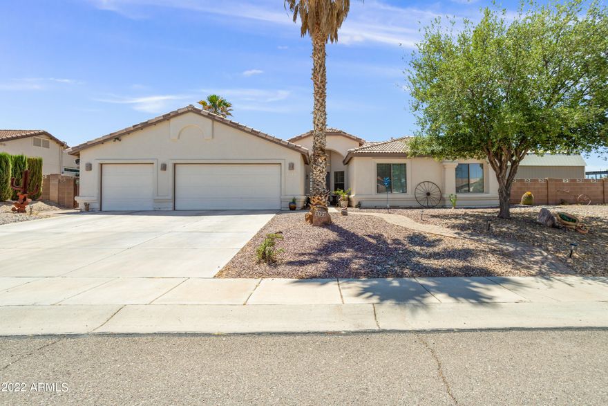 Gorgeous updated 4 bedroom home sitting on a larger lot that includes extra storage and a private pool. Seller installed granite in the kitchen and new cabinet faces are on order. Bathrooms have new formica counter tops to make this house a new perfect home for the new owners. 
Current seller has to move back home and so their loss is your gain. Call today for a private showing.