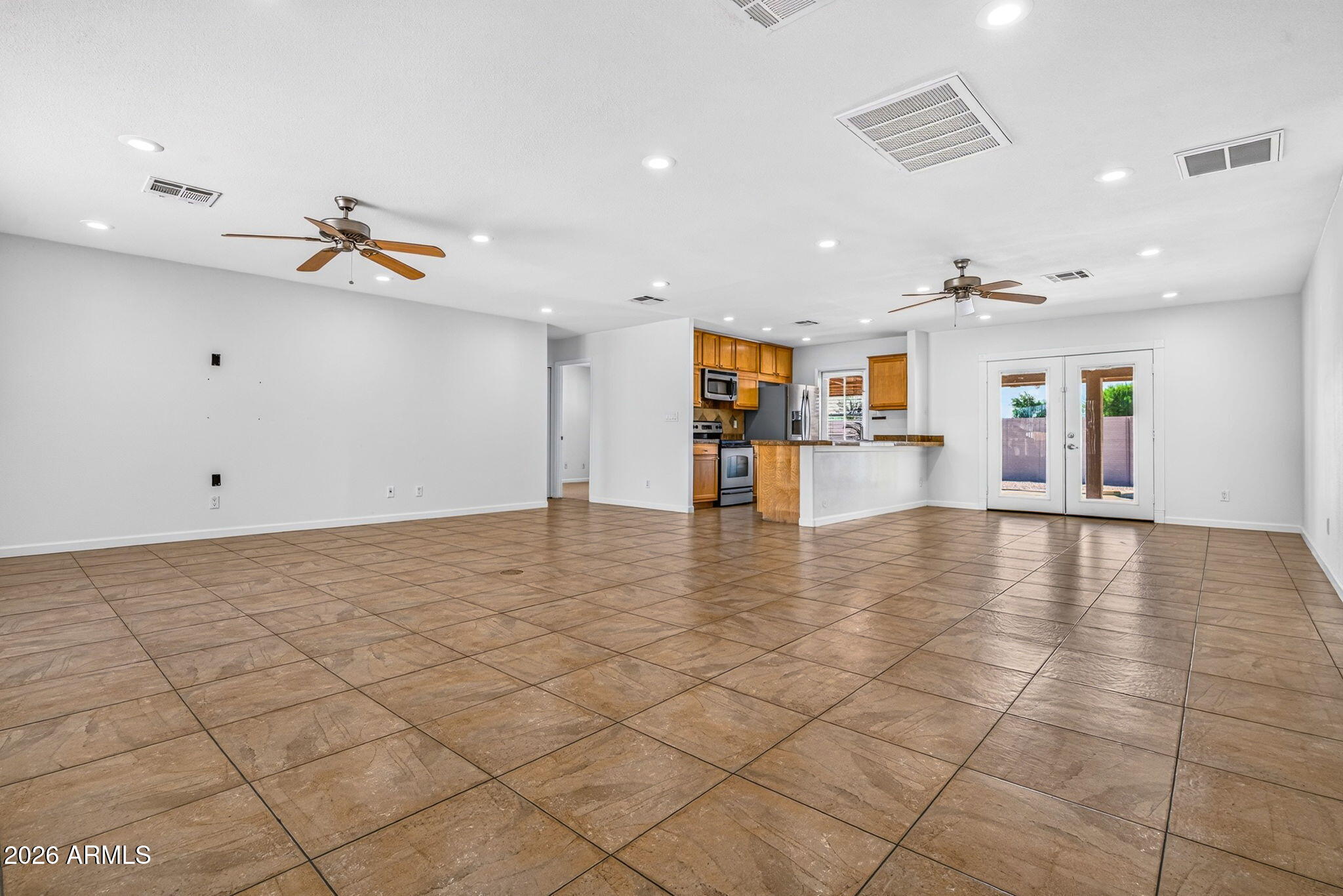 619 E DIAMOND Drive