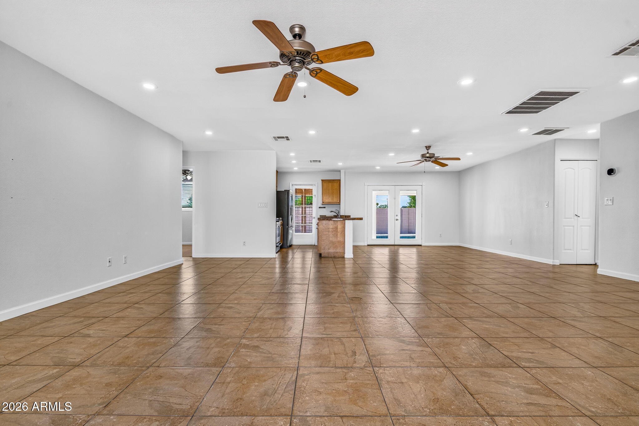 619 E DIAMOND Drive