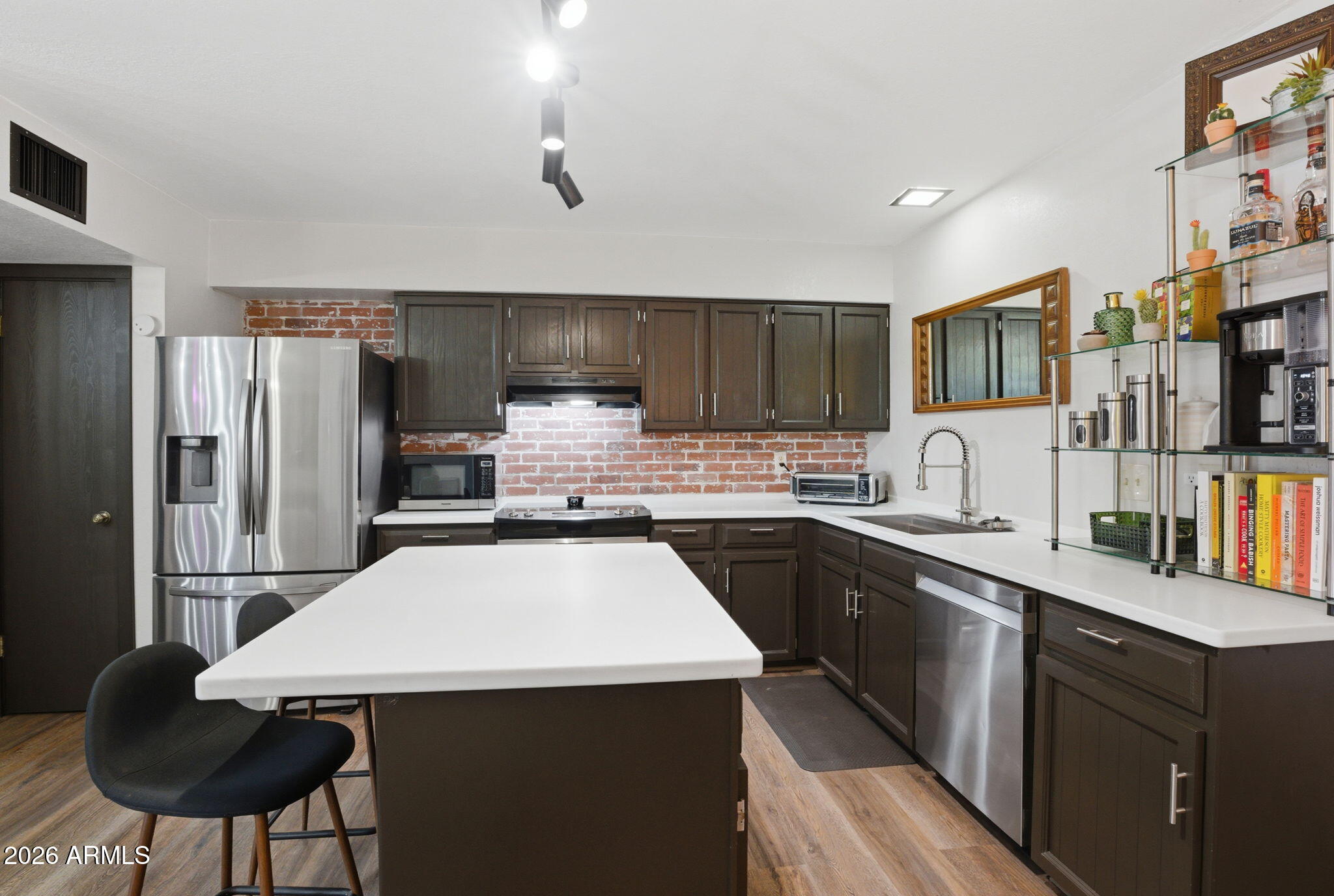 2106 W DEVONSHIRE Street