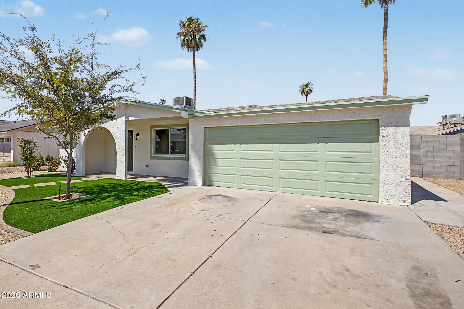 2438 W JACINTO Avenue