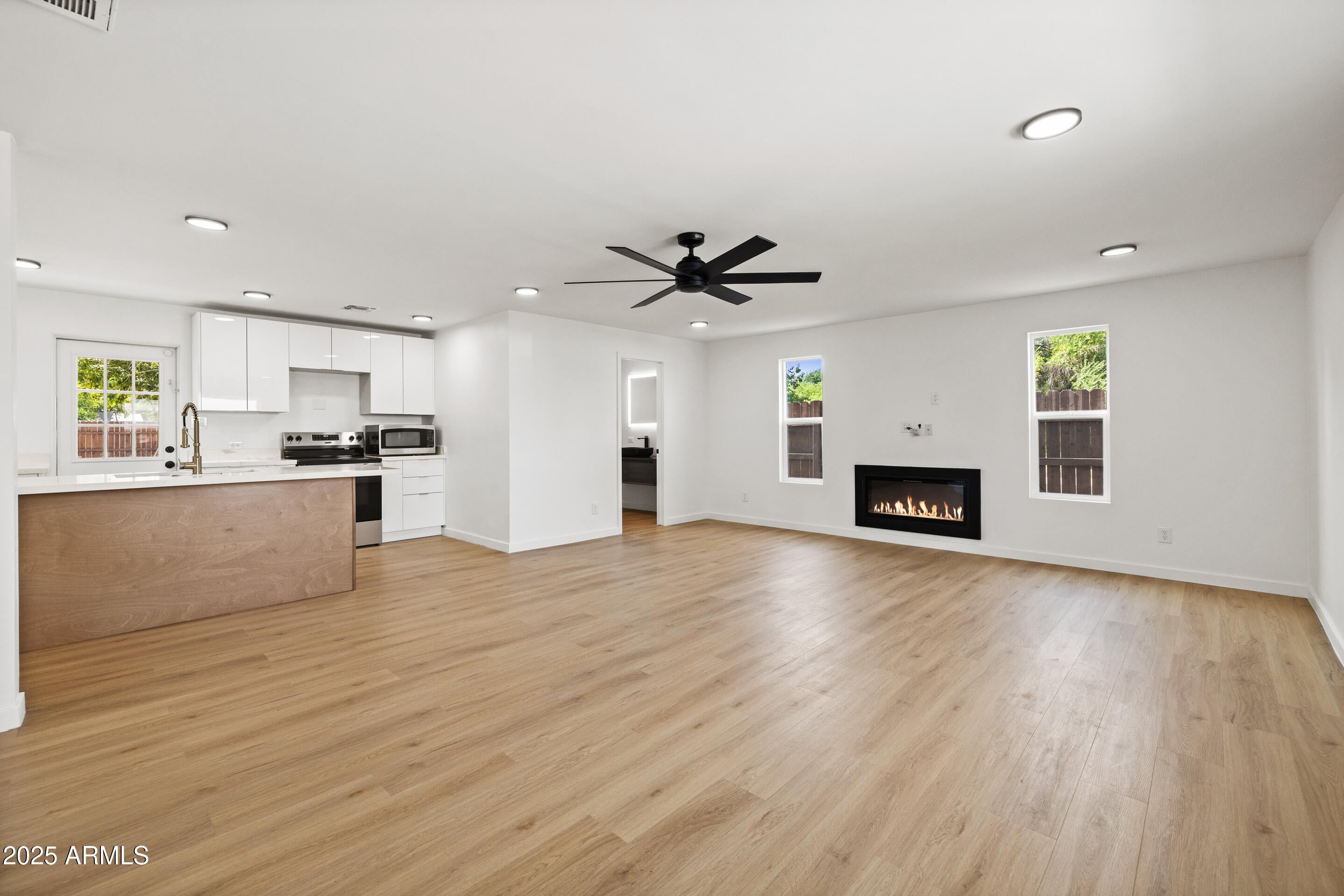 2201 N 29TH Place