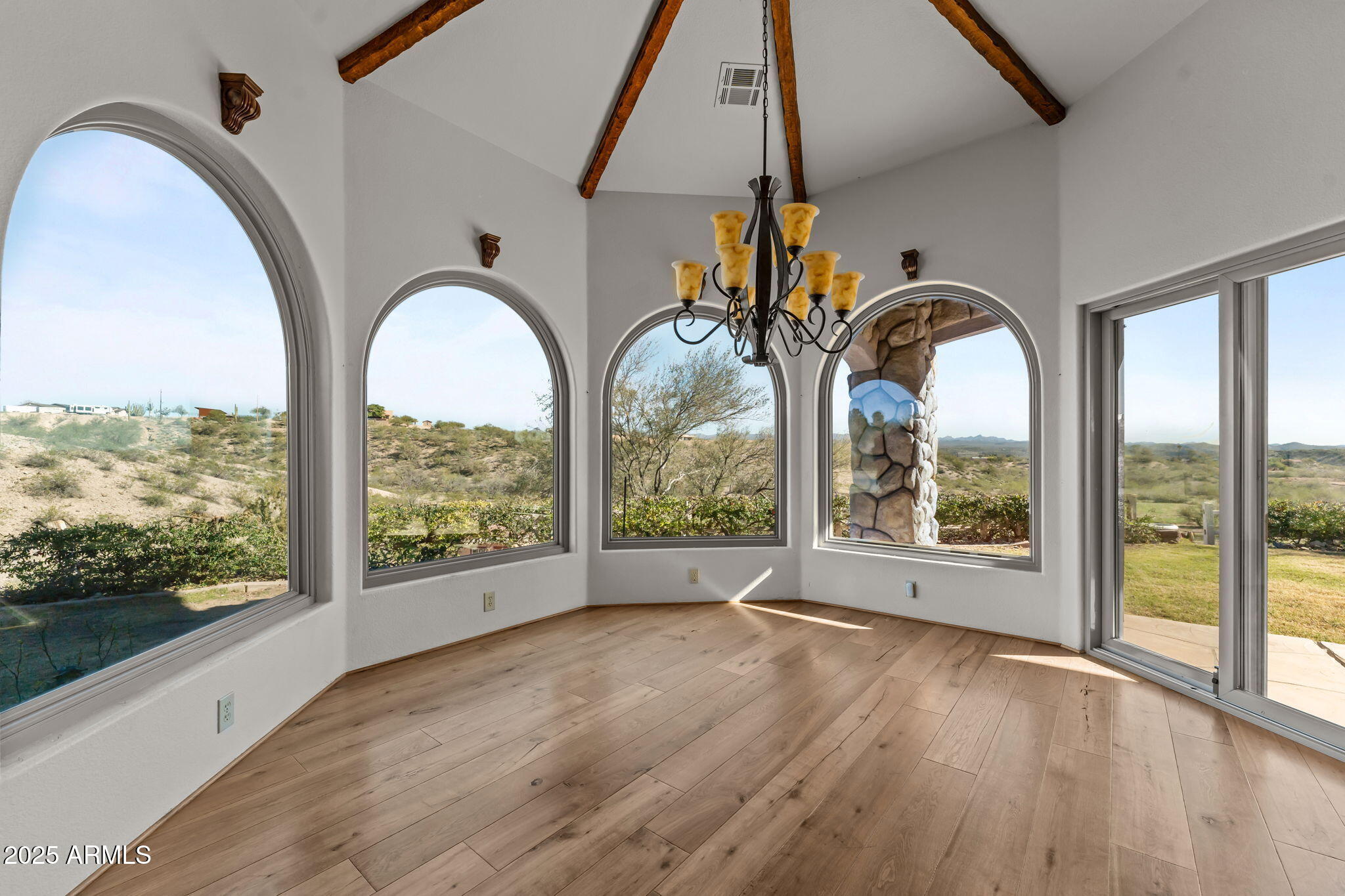 1526 W CHEROKEE Lane