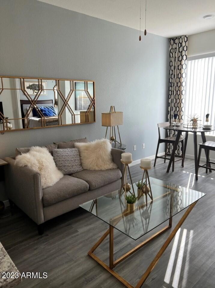 1811 E APACHE Boulevard SL6