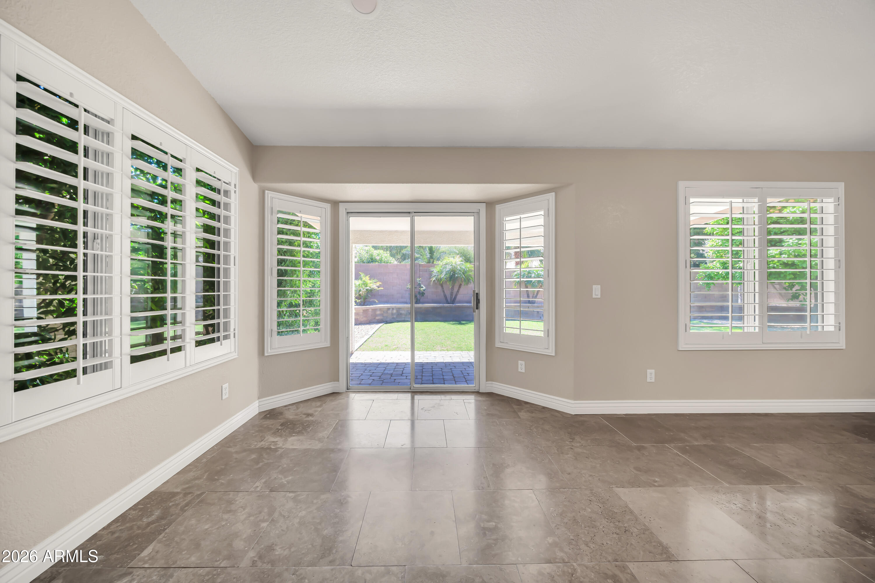 5939 W CALLE LEJOS --