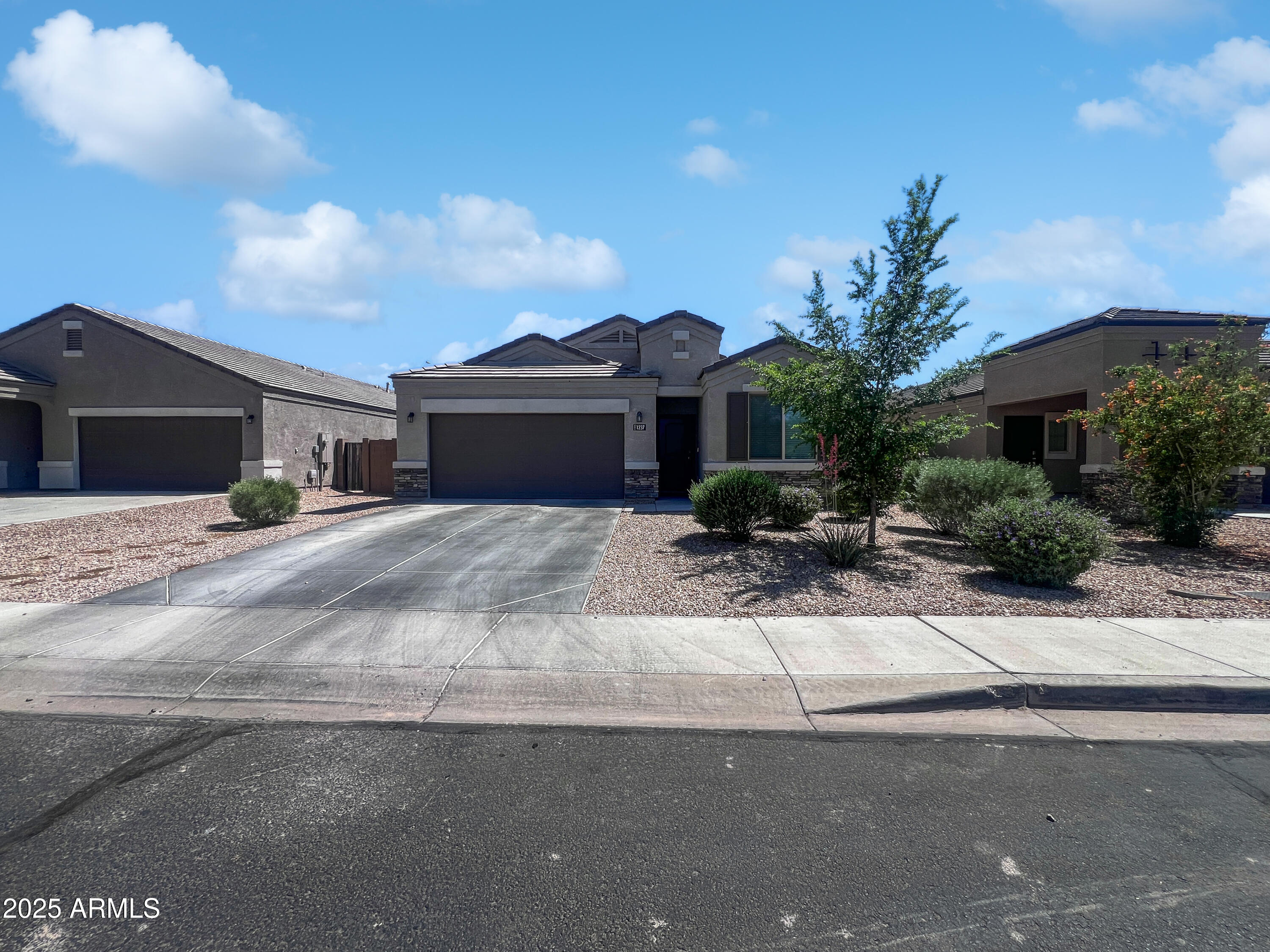 1237 E PAUL Drive