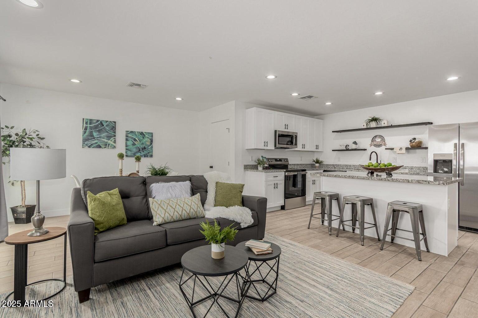 2119 W MARIPOSA Street