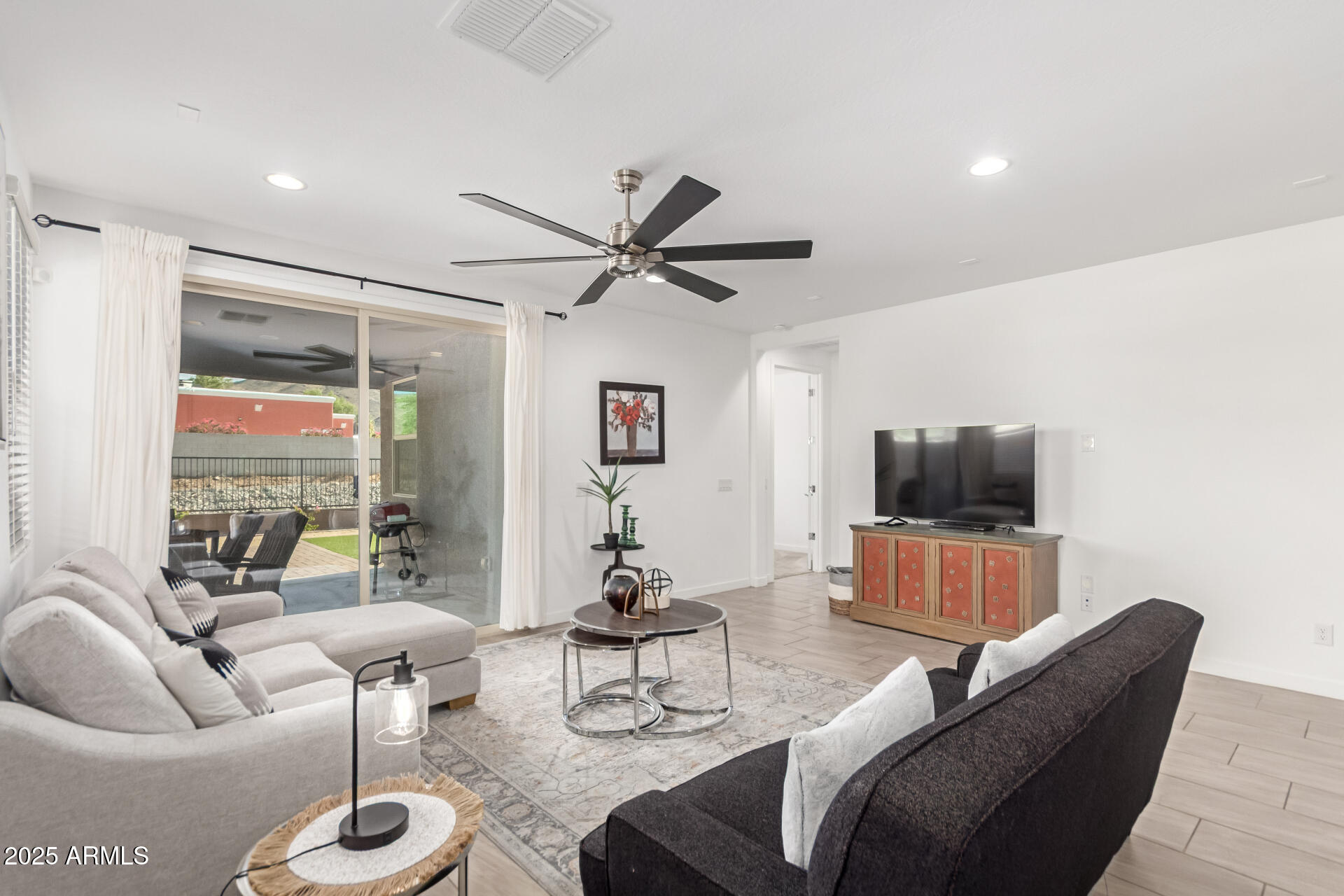 1511 W CORRAL Road