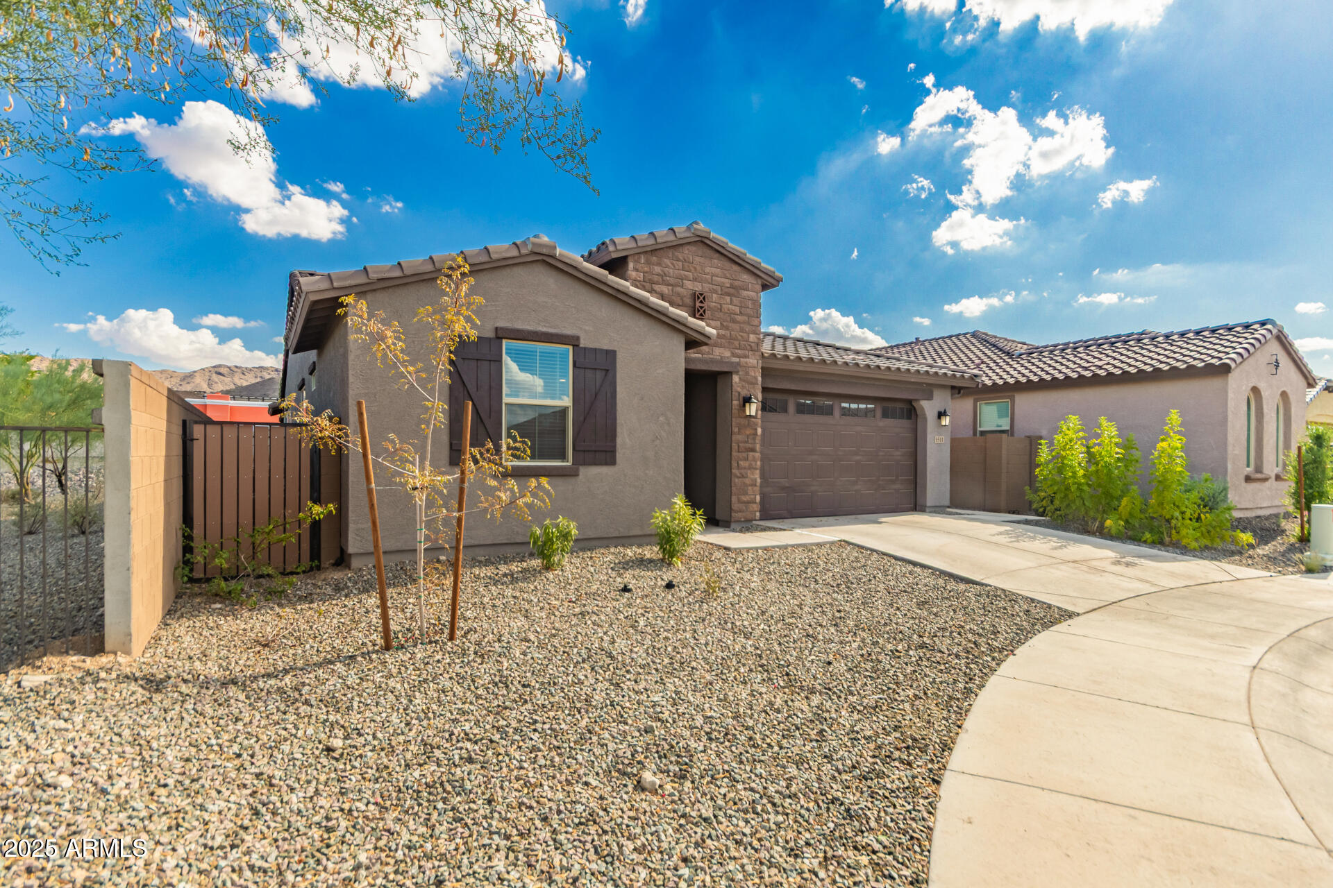 1511 W CORRAL Road