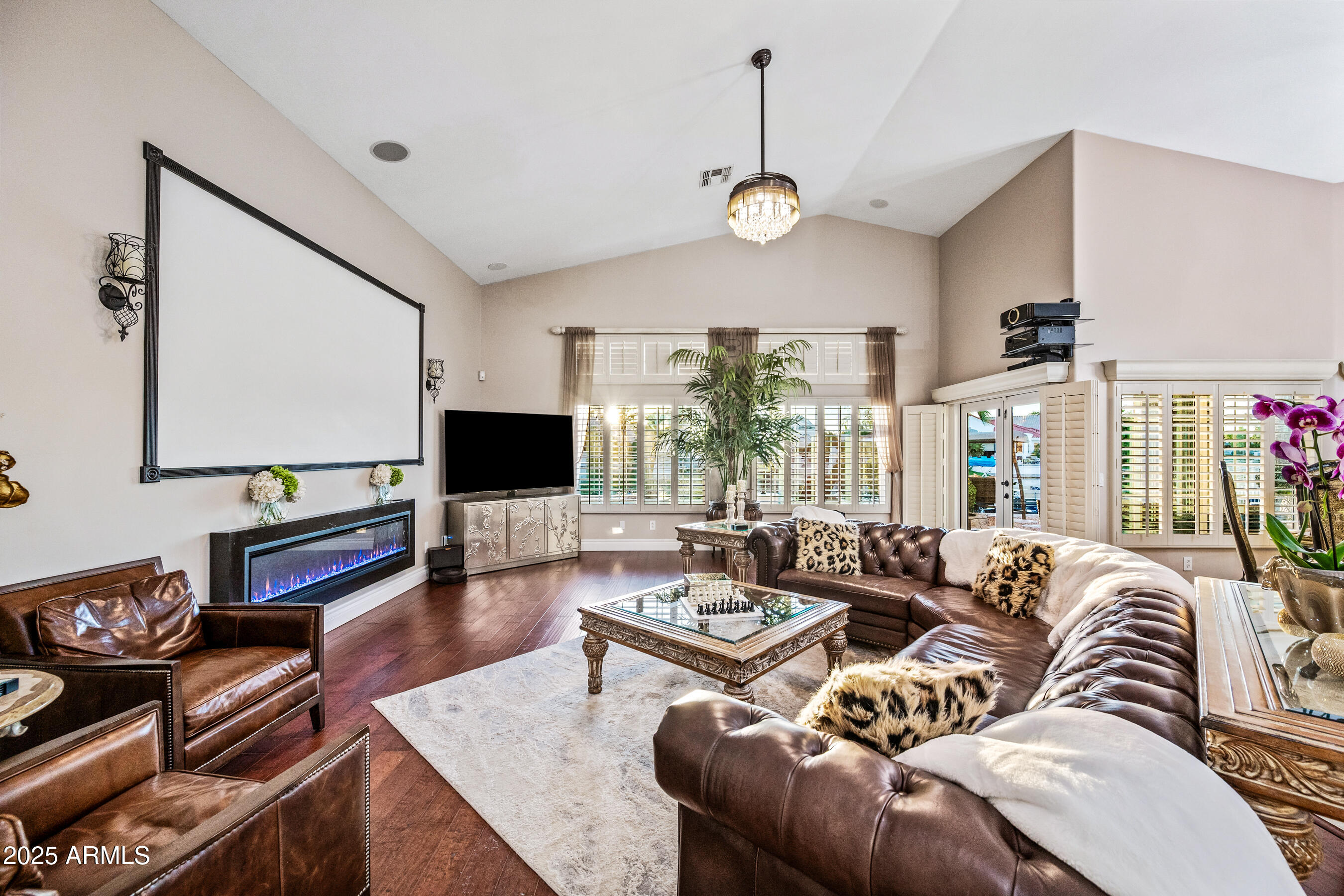 1817 E WILLOW TREE Court