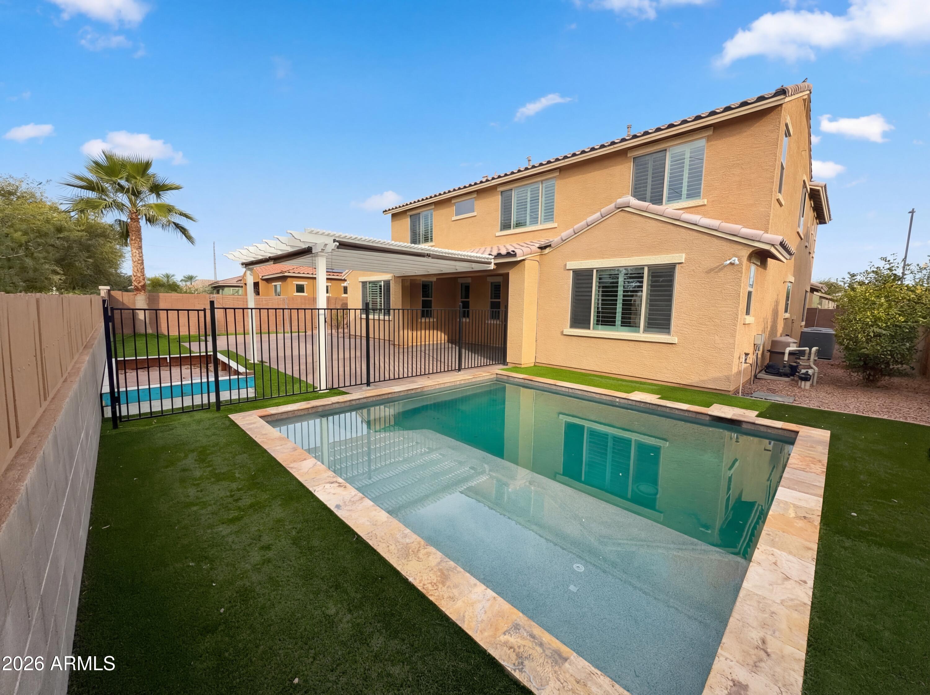 18607 W PIONEER Street